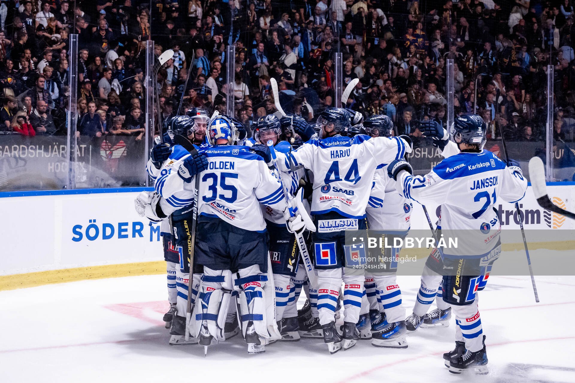 Karlskogas spelare jublar