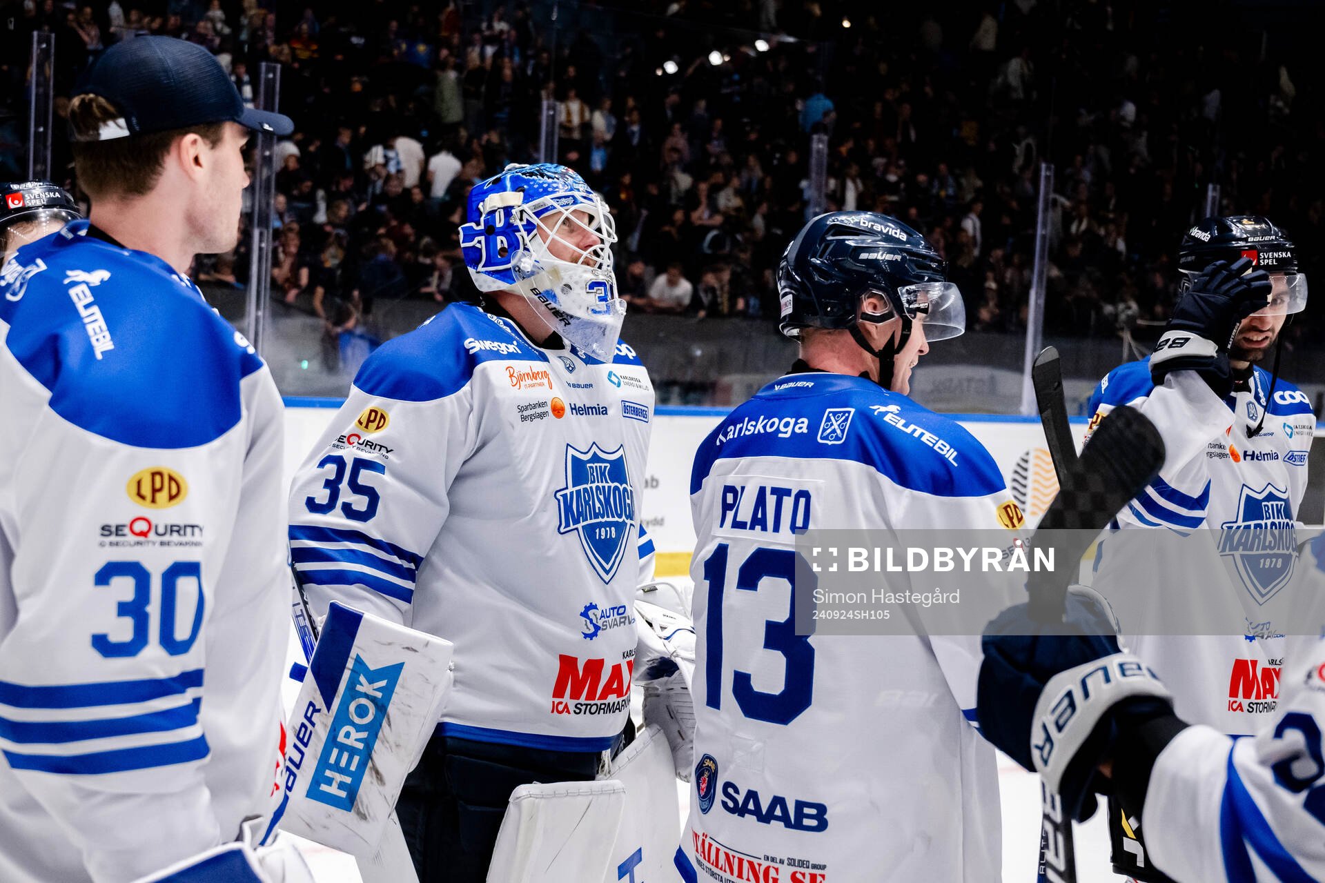 Karlskogas målvakt Lars Volden jublar