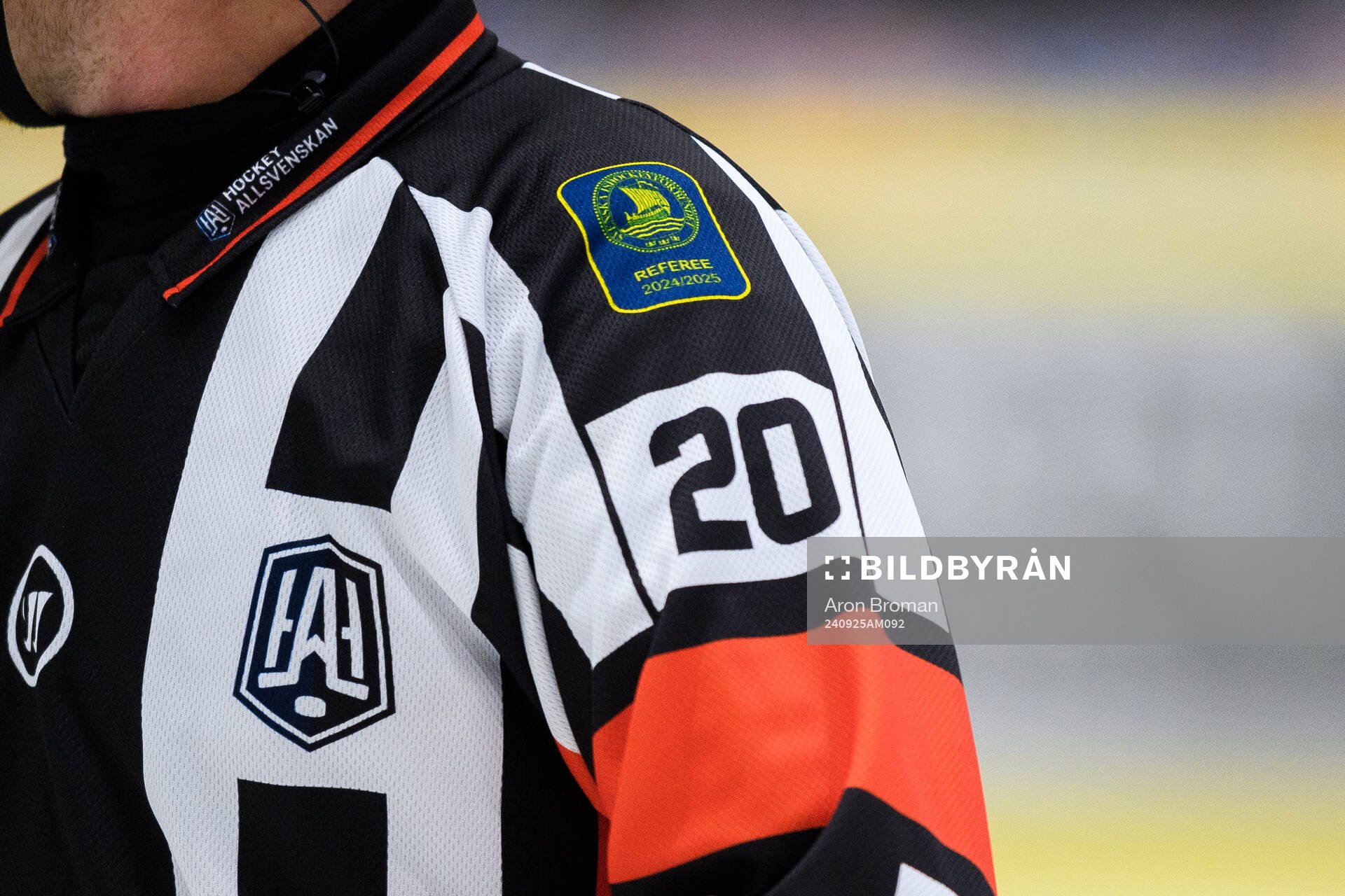 En huvuddomares tröja med Hockeyallsvenskans och Svenska
