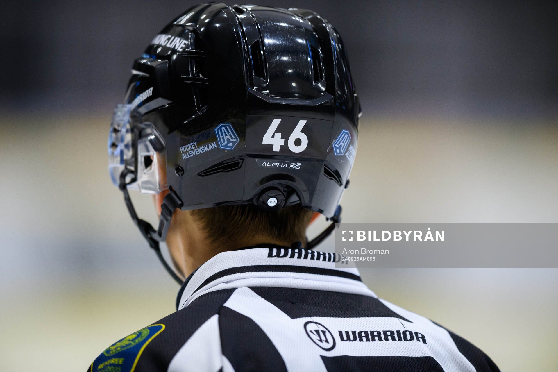 Baksidan av en linjedomares hjälm med Hockeyallsvenskans