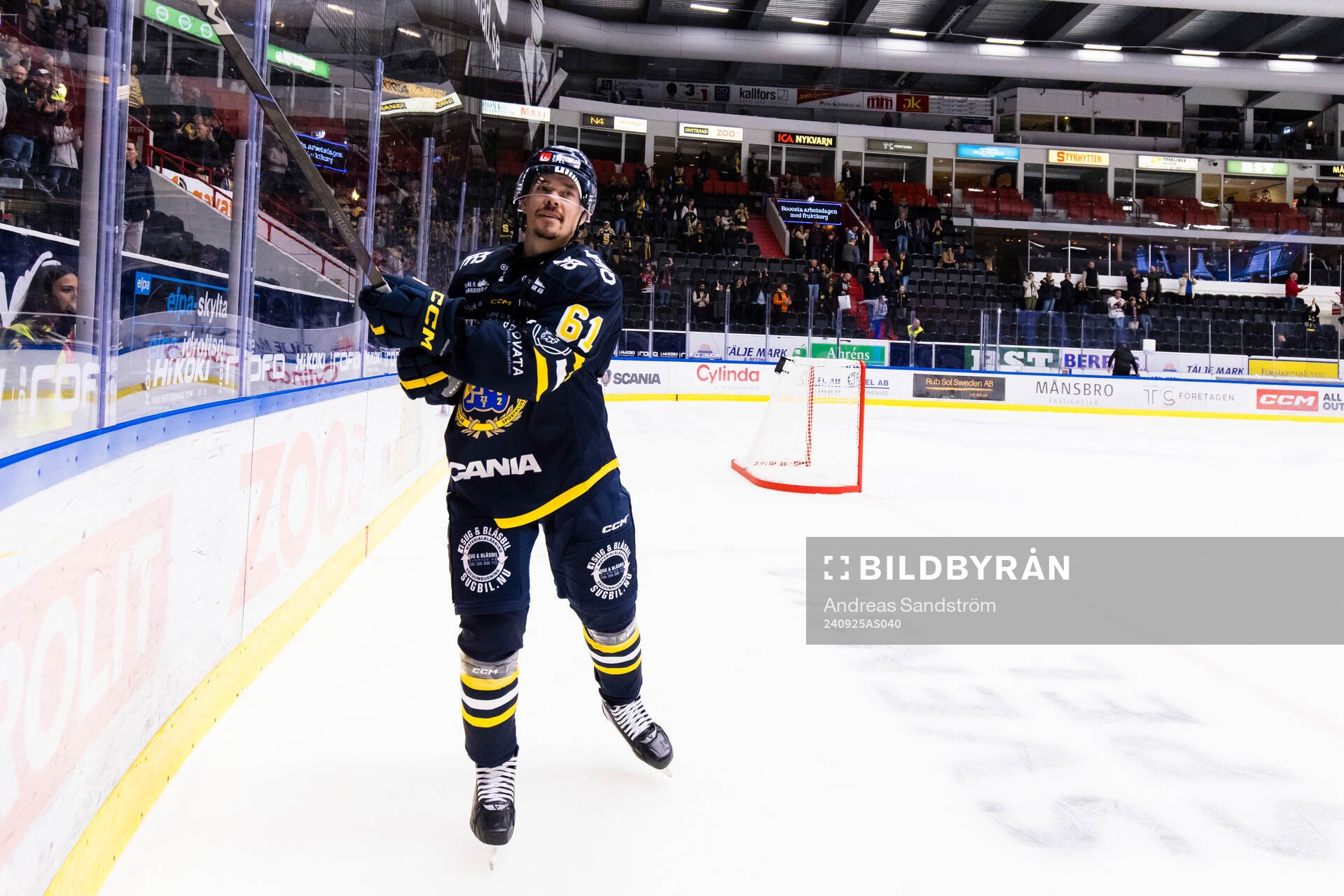 Södertäljes Miikka Pitkänen tackar publiken