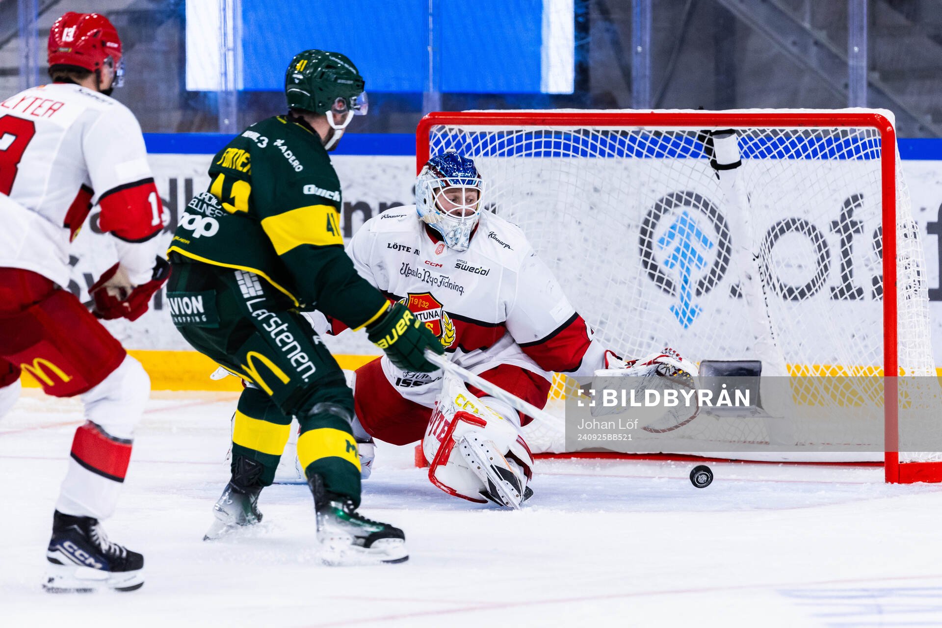 Björklövens Maxime Fortier och Almtunas målvakt Edvin