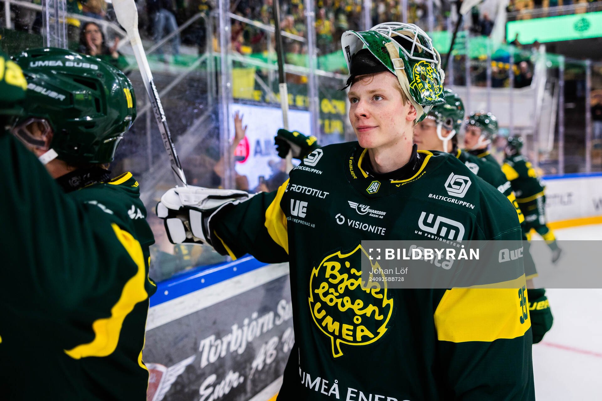 Björklövens målvakt Melker Thelin jublar