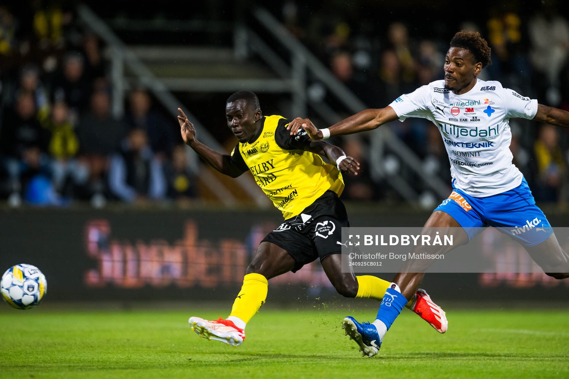Mjällbys Abdoulie Manneh och Värnamos Samuel Kotto