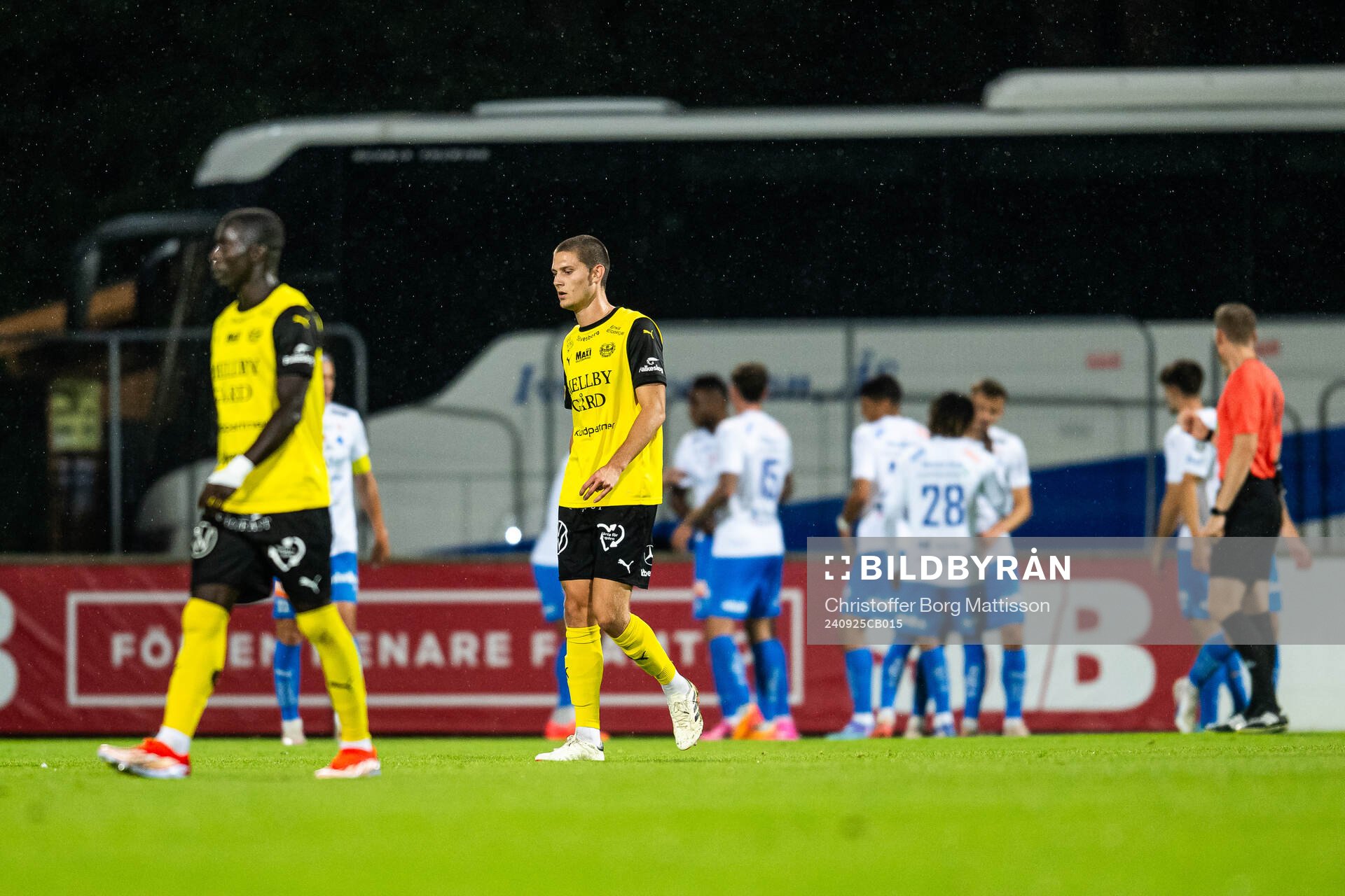 Mjällbys Manasse Kusu och Rasmus Wikström deppar