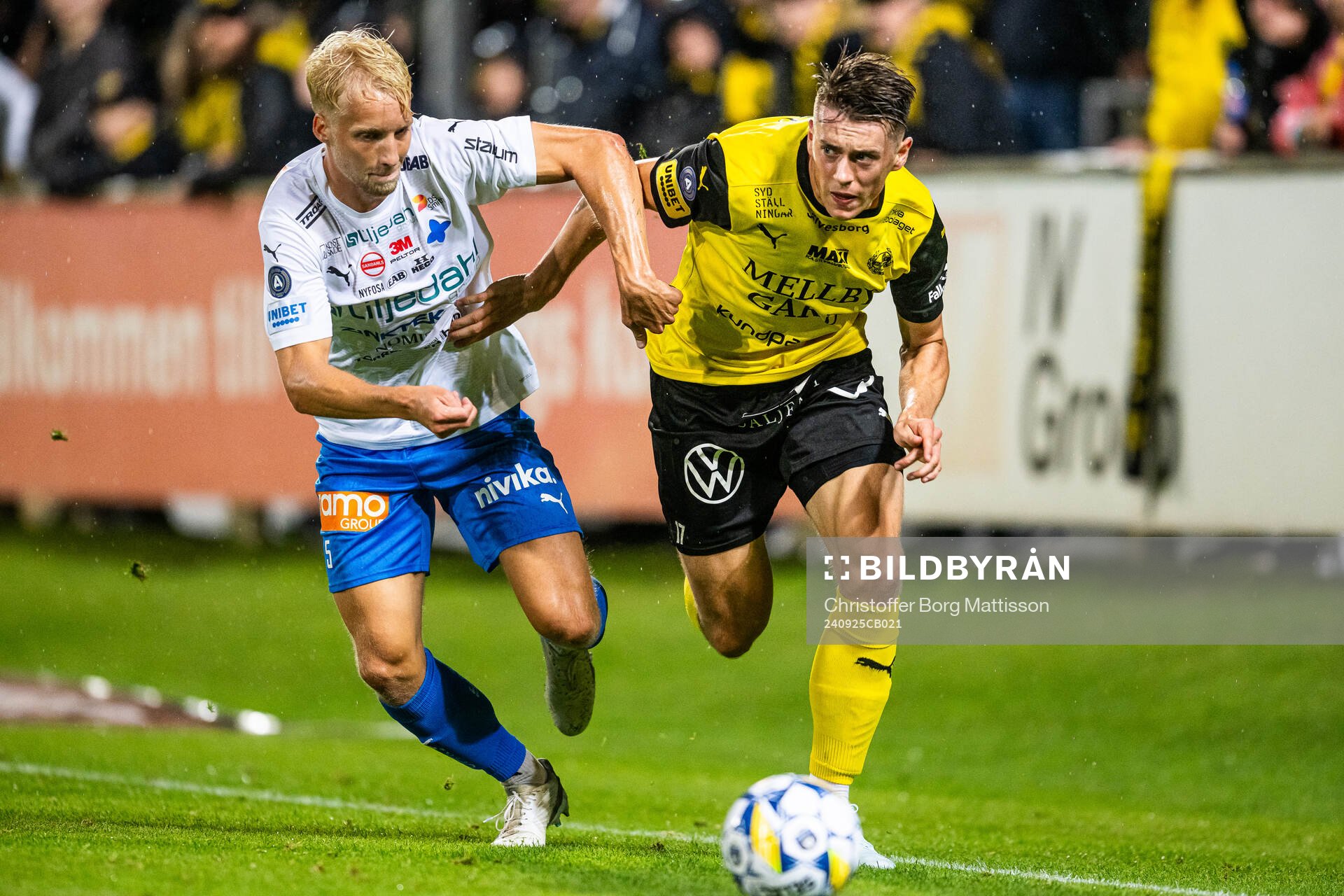 Värnamos Victor Larsson och Mjällbys Elliot Stroud