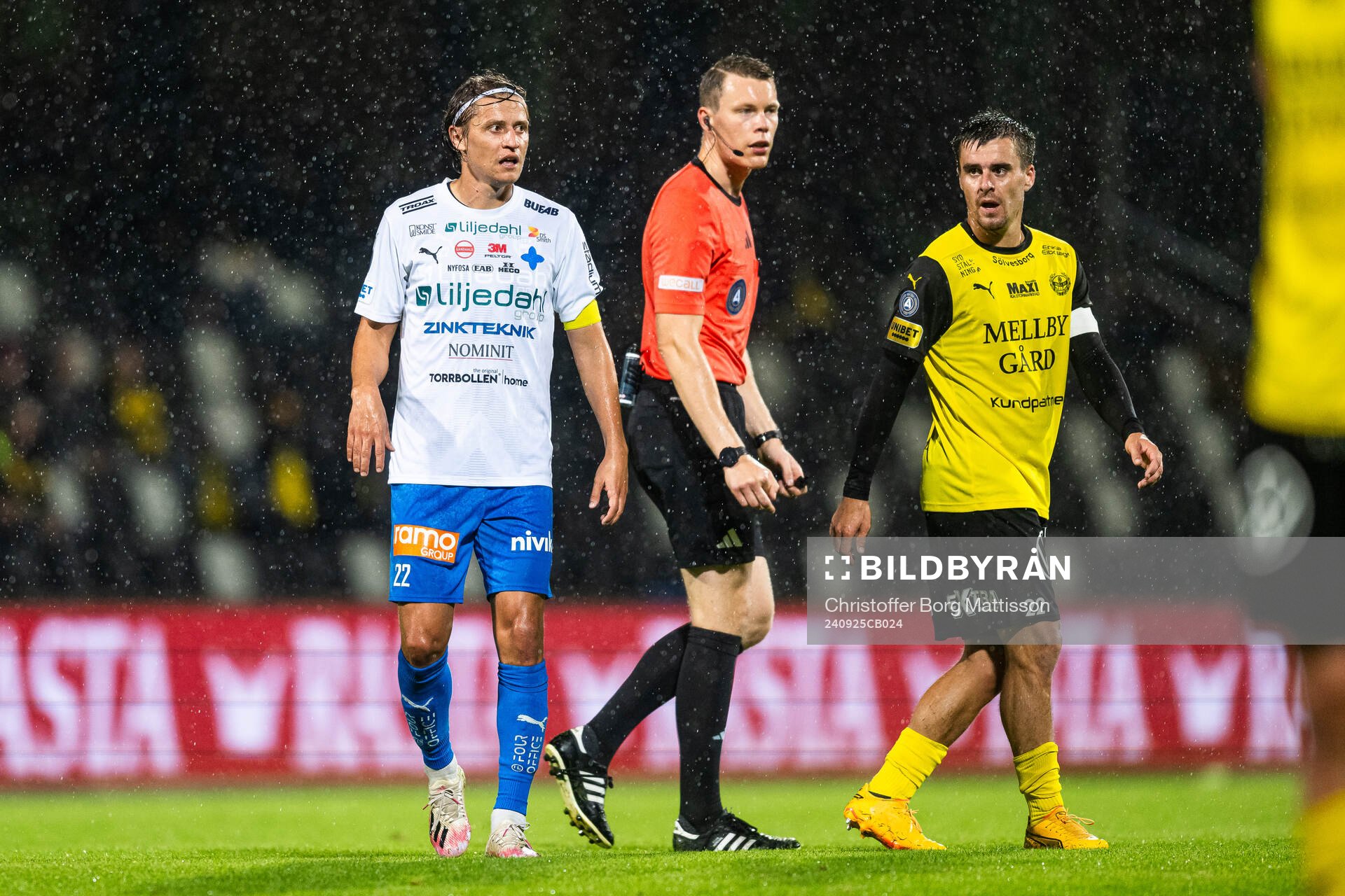 Värnamos Simon Thern, domare Oscar Johnson och Mjällbys