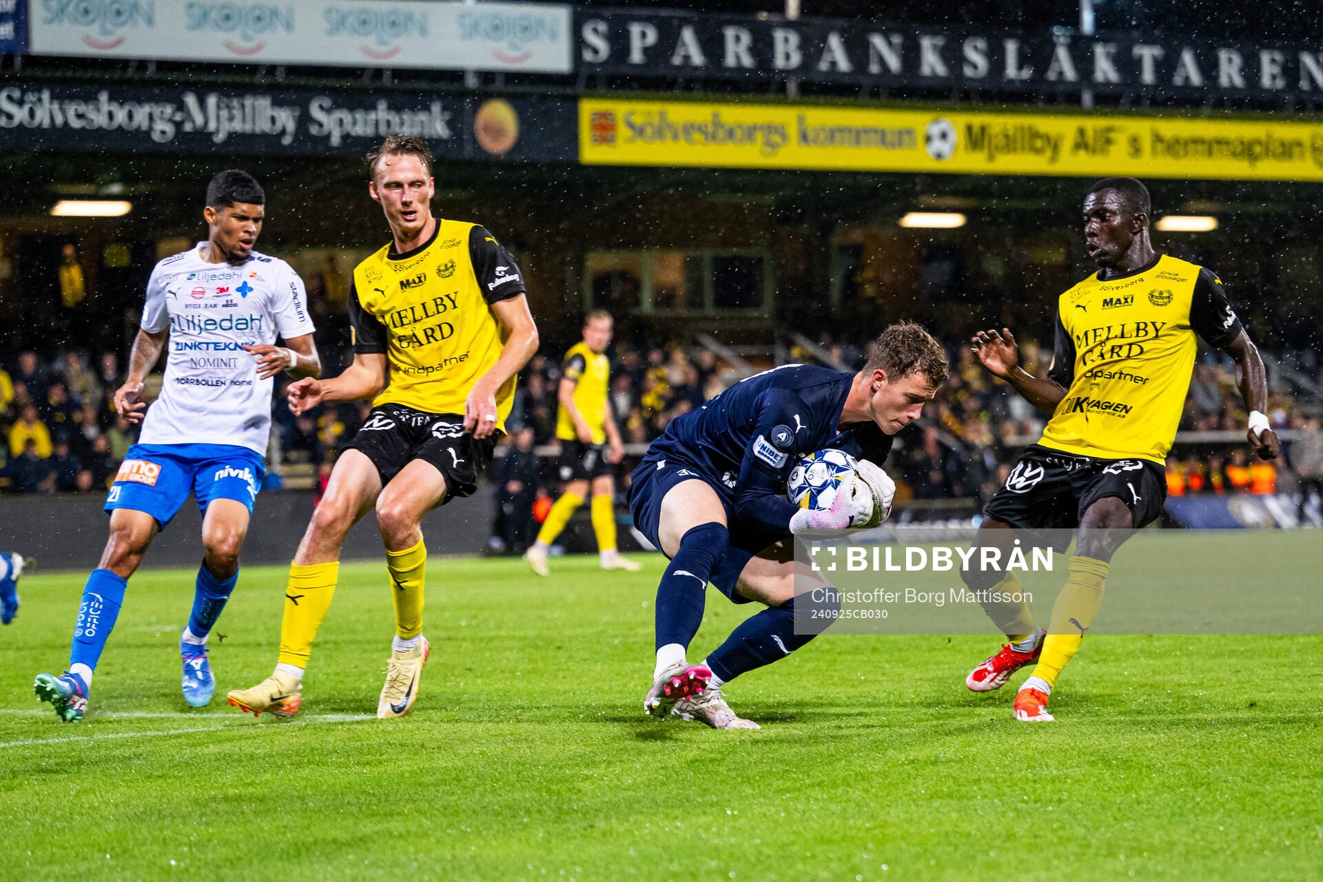 Mjällbys Alexander Johansson och Abdoulie Manneh mot