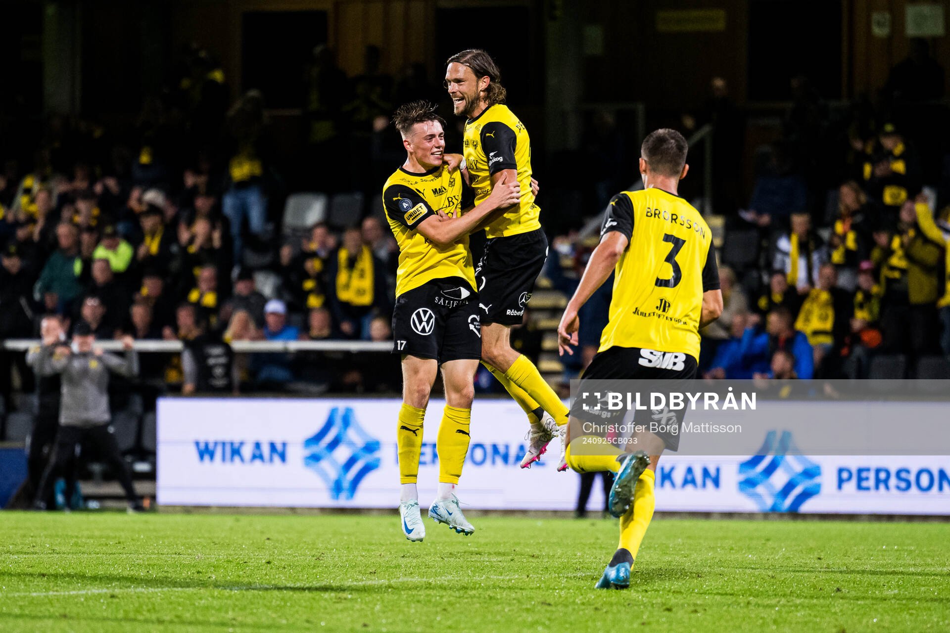 Mjällbys Elliot Stroud och Tom Pettersson jublar