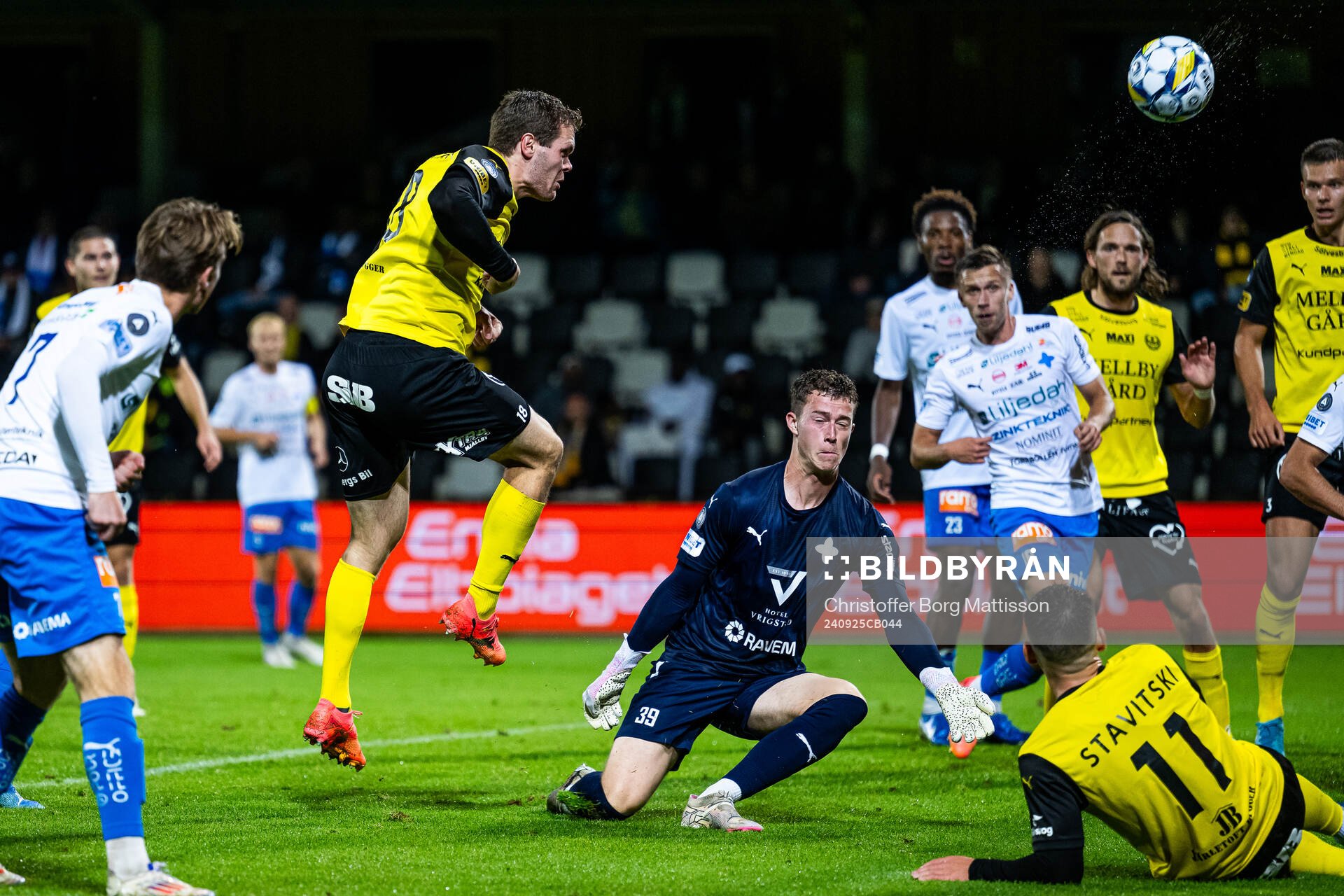 Mjällbys Jacob Bergström och Värnamos målvakt Viktor