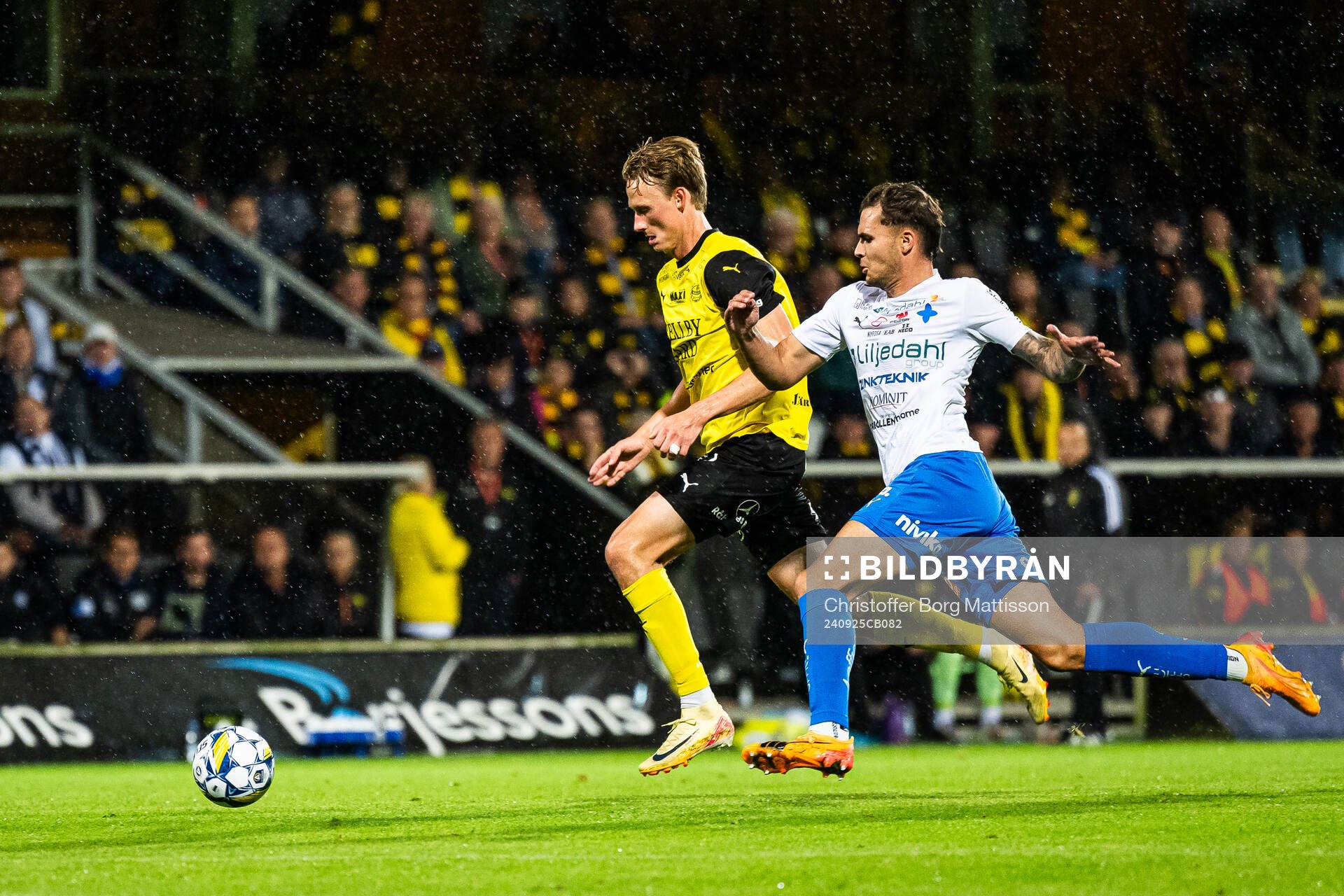Mjällbys Alexander Johansson och Värnamos Michael Steinwender under fotbollsmatchen i Allsvenskan mellan Mjällby och Värnamo den 25 september 2024 i Hällevik.