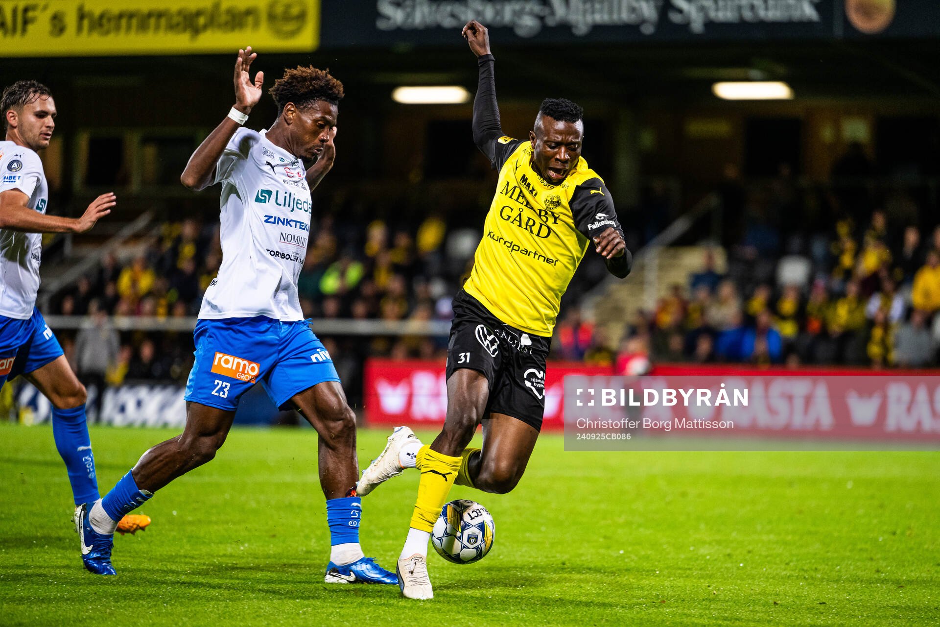 Värnamos Samuel Kotto och Mjällbys Silas Nwankwo