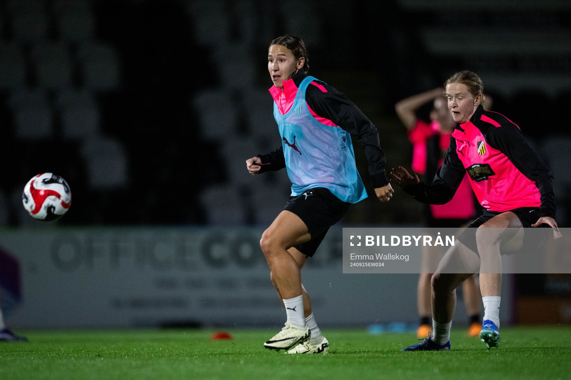 Tabby Tindell and Emma Östlund during a training session with Häcken on September 25, 2024 in London. 
