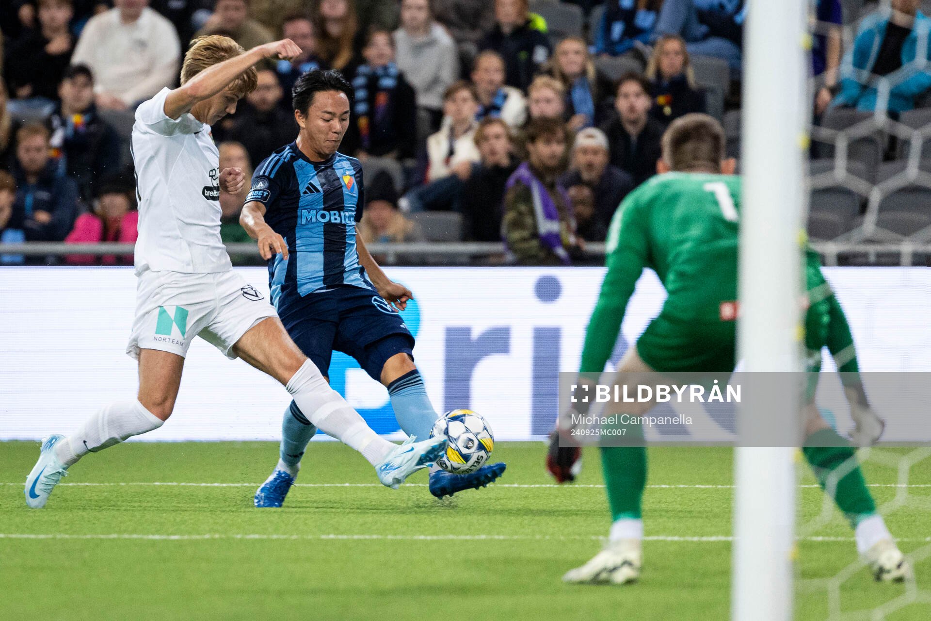 Brommapojkarnas Theo Bergvall och Djurgårdens Keita Kosugi