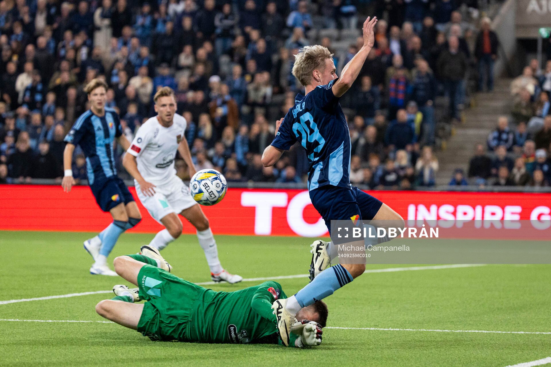 Brommapojkarnas målvakt Lucas Hägg Johansson och