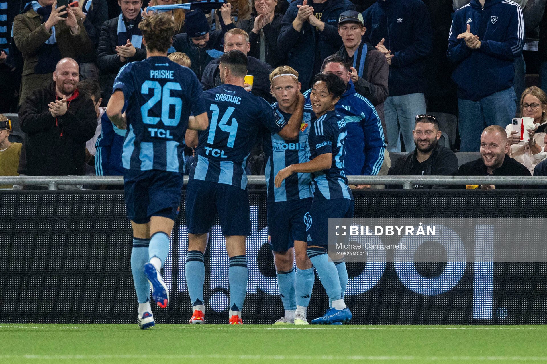 Djurgårdens Tobias Gulliksen jublar med lagkamrater