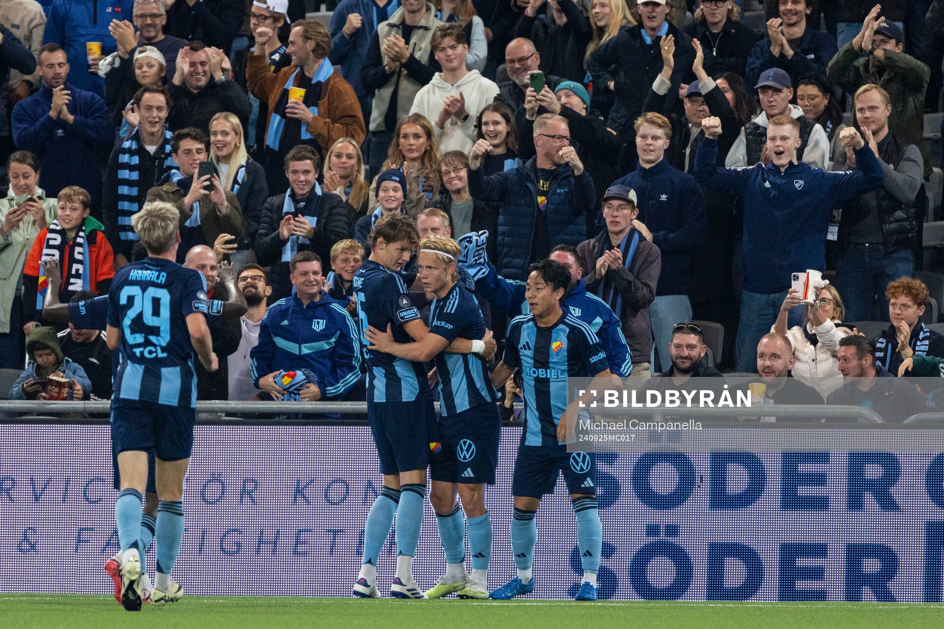 Djurgårdens Tobias Gulliksen jublar med lagkamrater