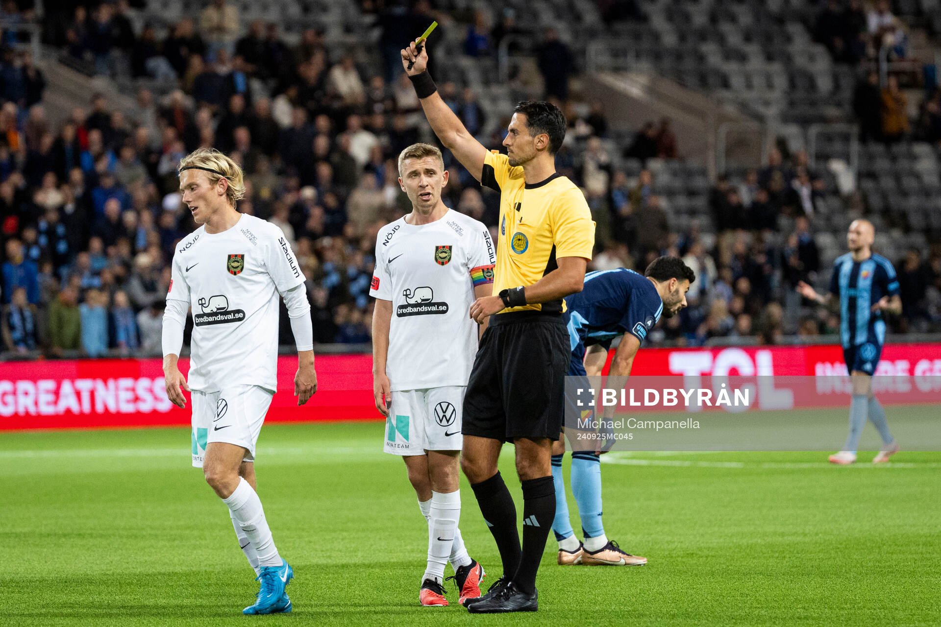 Brommapojkarnas Alexander Jensen och Domare Adi Aganovic