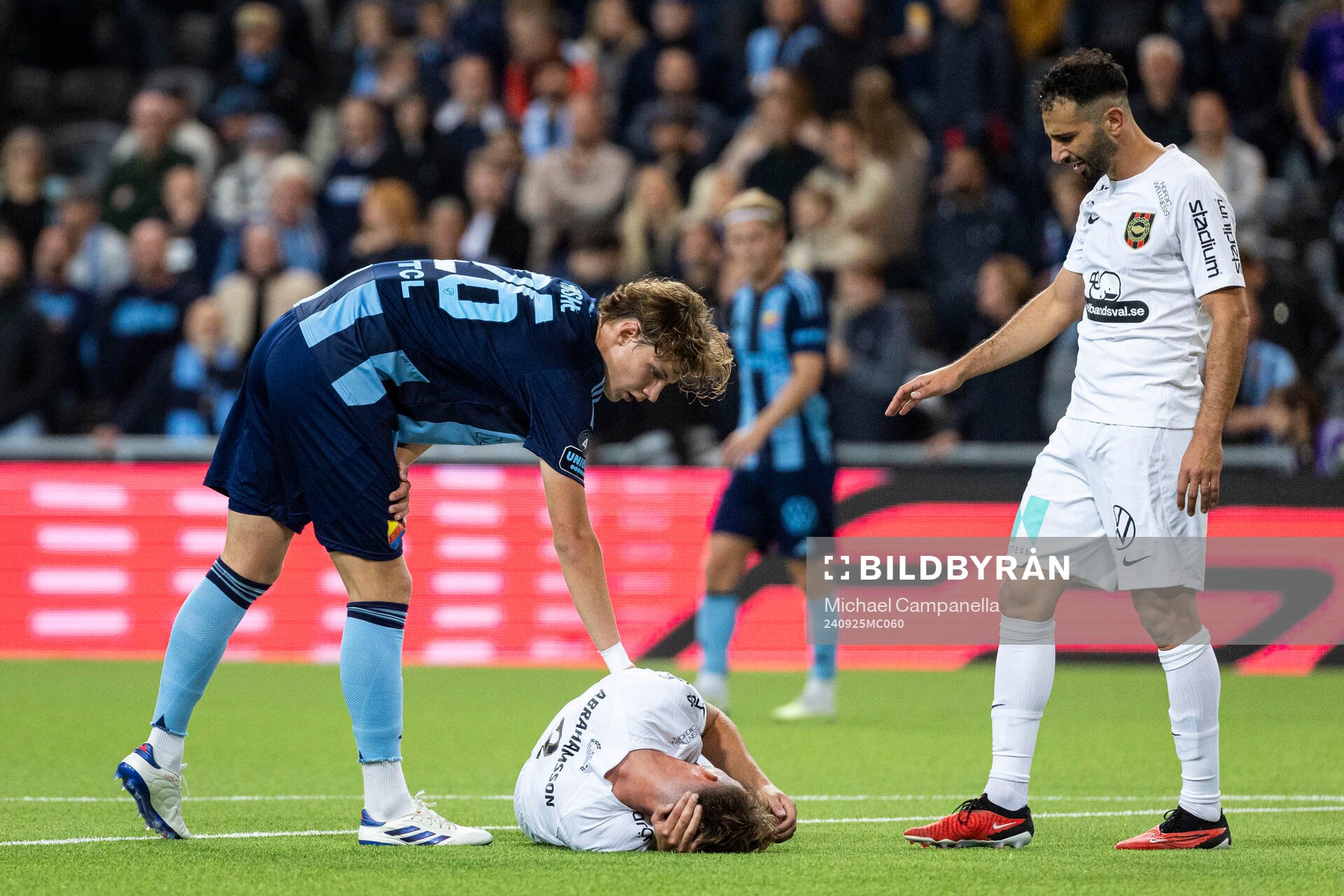 Djurgårdens August Priske Flyger och Brommapojkarnas Alexander Abrahamsson under fotbollsmatchen i Allsvenskan mellan Djurgården och Brommapojkarna den 25 september 2024 i Stockholm.