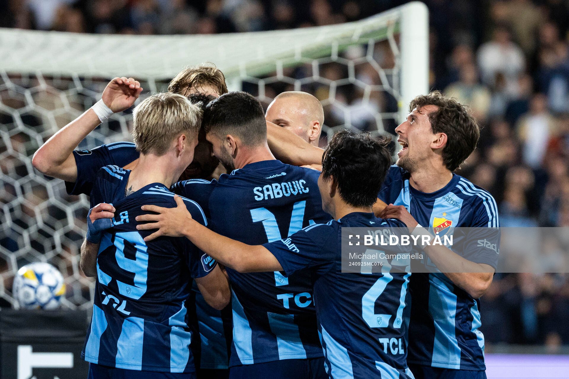 Djurgårdens spelare jublar efter 2-0 under fotbollsmatchen i Allsvenskan mellan Djurgården och Brommapojkarna den 25 september 2024 i Stockholm.