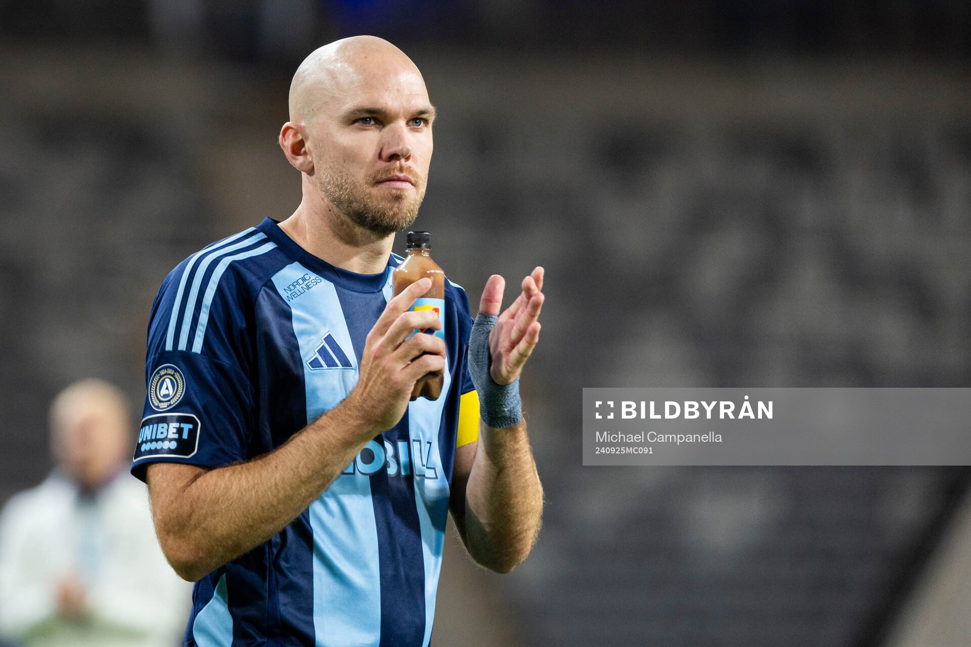 Djurgårdens Marcus Danielson tackar publiken efter fotbollsmatchen i Allsvenskan mellan Djurgården och Brommapojkarna den 25 september 2024 i Stockholm.