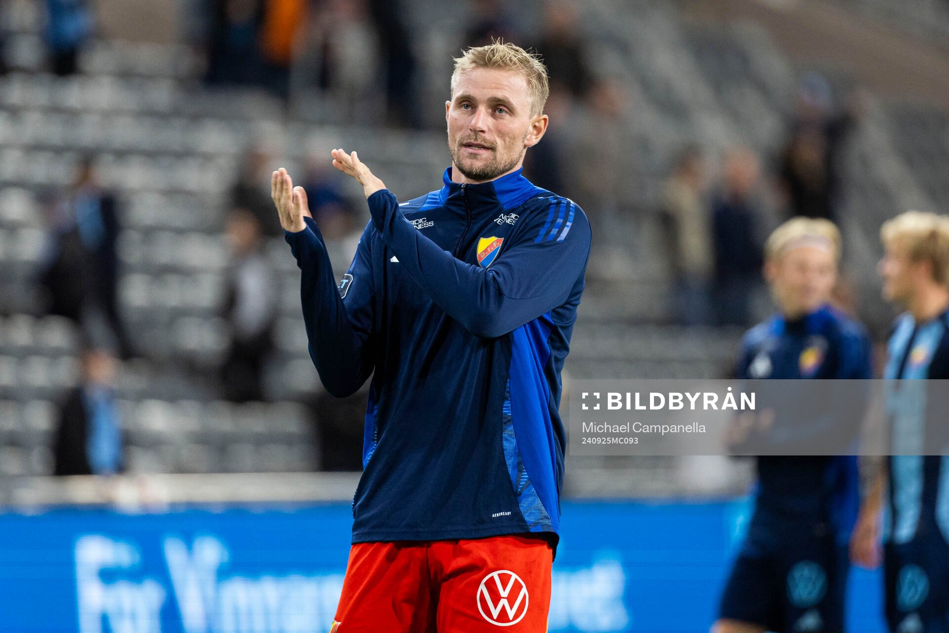 Djurgårdens målvakt Jacob Rinne tackar publiken