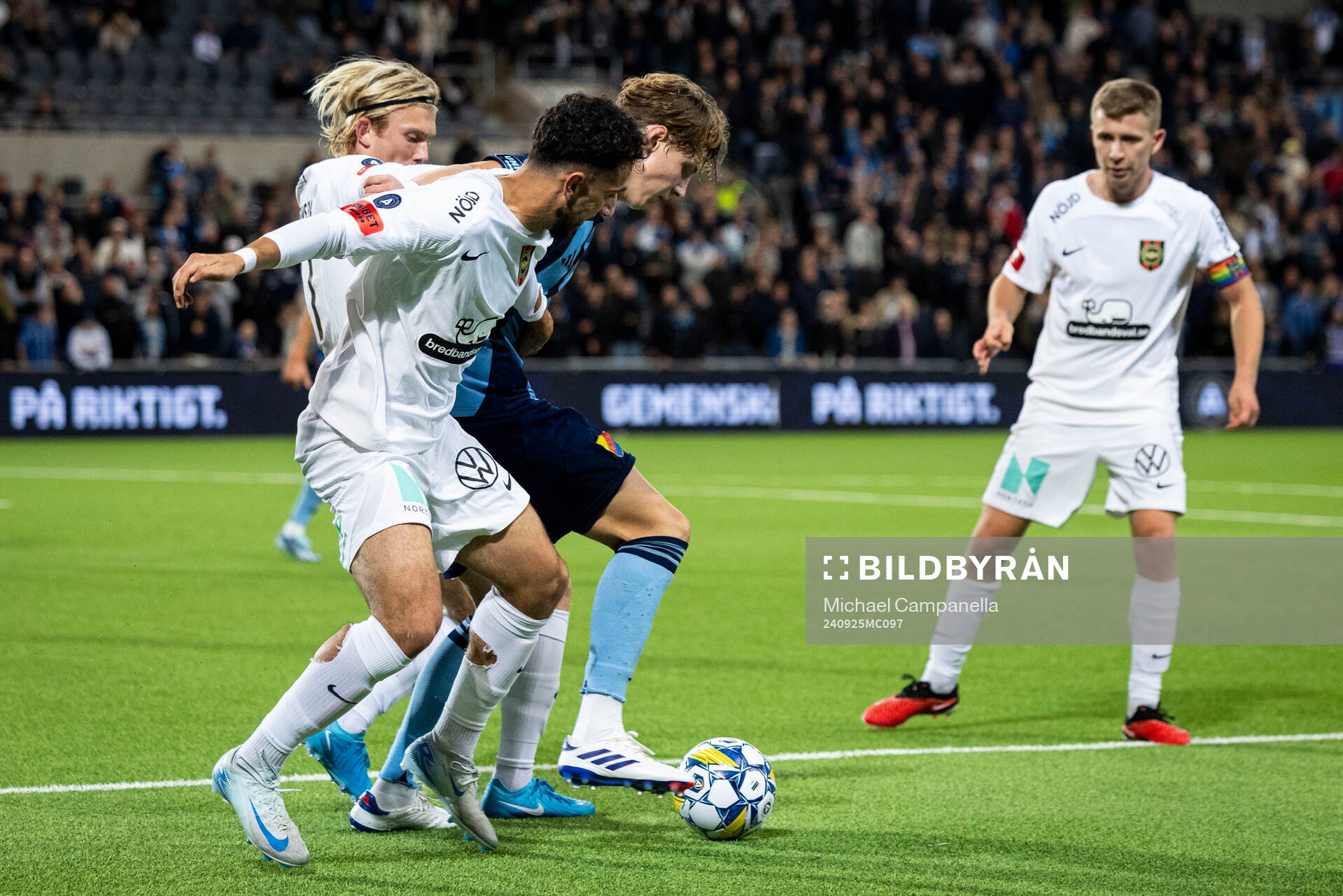 Brommapojkarnas Alexander Jensen och Daleho Irandust mot