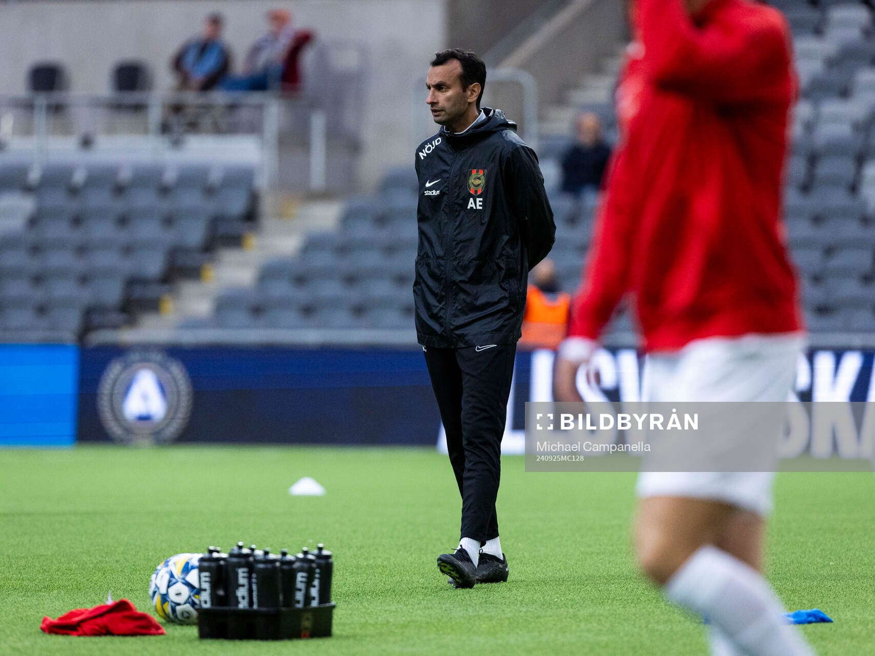 Brommapojkarnas tränare Andreas Engelmark under uppvärmning innan fotbollsmatchen i Allsvenskan mellan Djurgården och Brommapojkarna den 25 september 2024 i Stockholm.