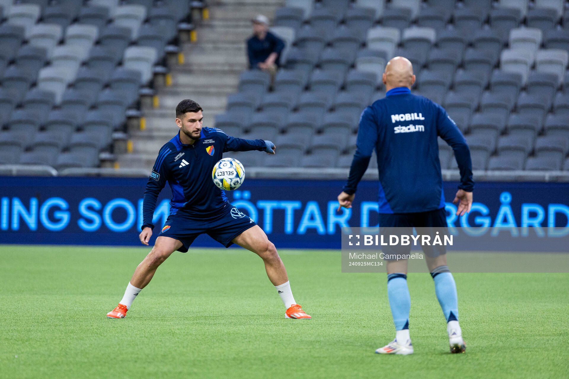 Djurgårdens Besard Sabovic under uppvärmning innan fotbollsmatchen i Allsvenskan mellan Djurgården och Brommapojkarna den 25 september 2024 i Stockholm.