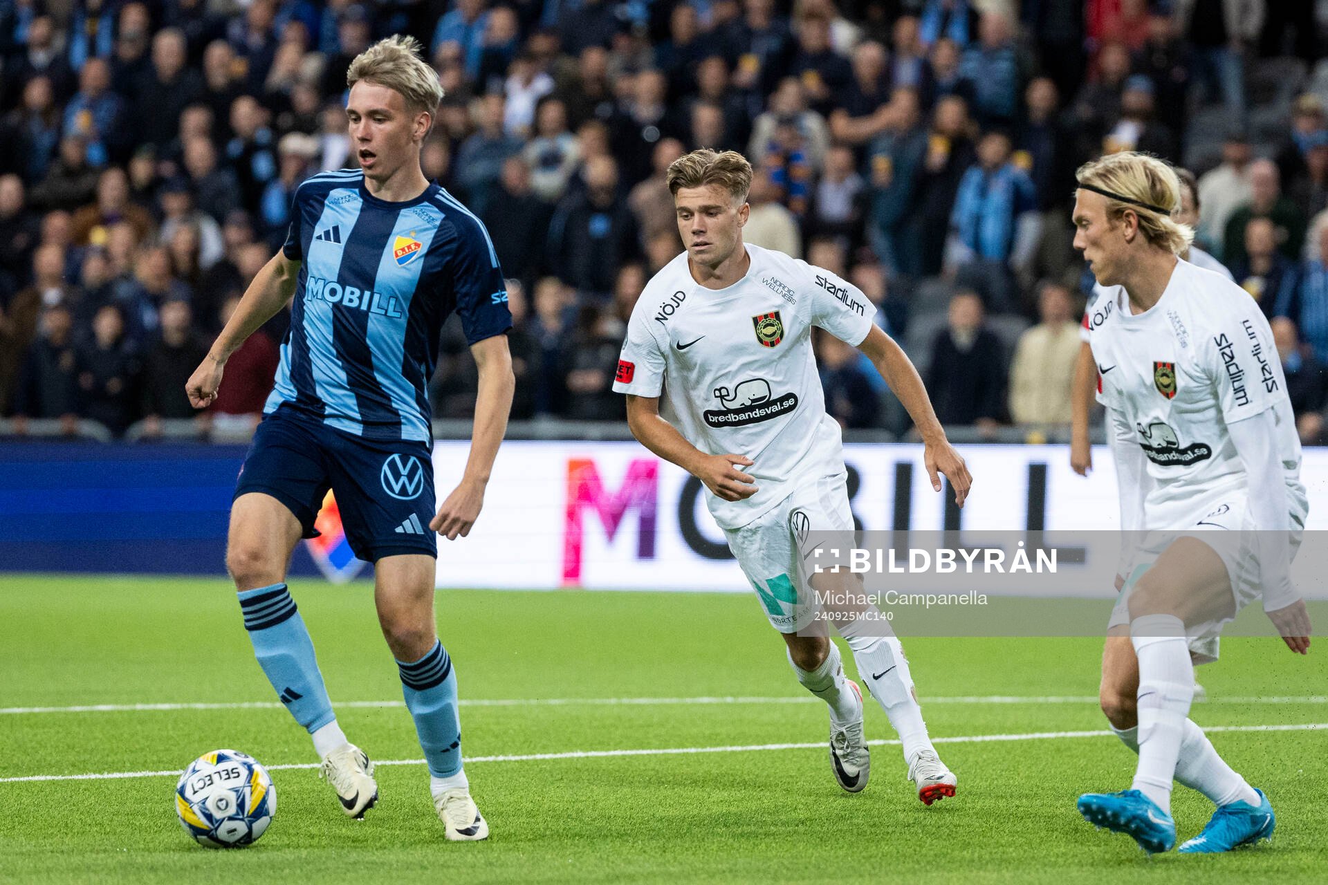 Djurgårdens Santeri Haarala mot Brommapojkarnas Wilmer Odefalk och Alexander Jensen under fotbollsmatchen i Allsvenskan mellan Djurgården och Brommapojkarna den 25 september 2024 i Stockholm.