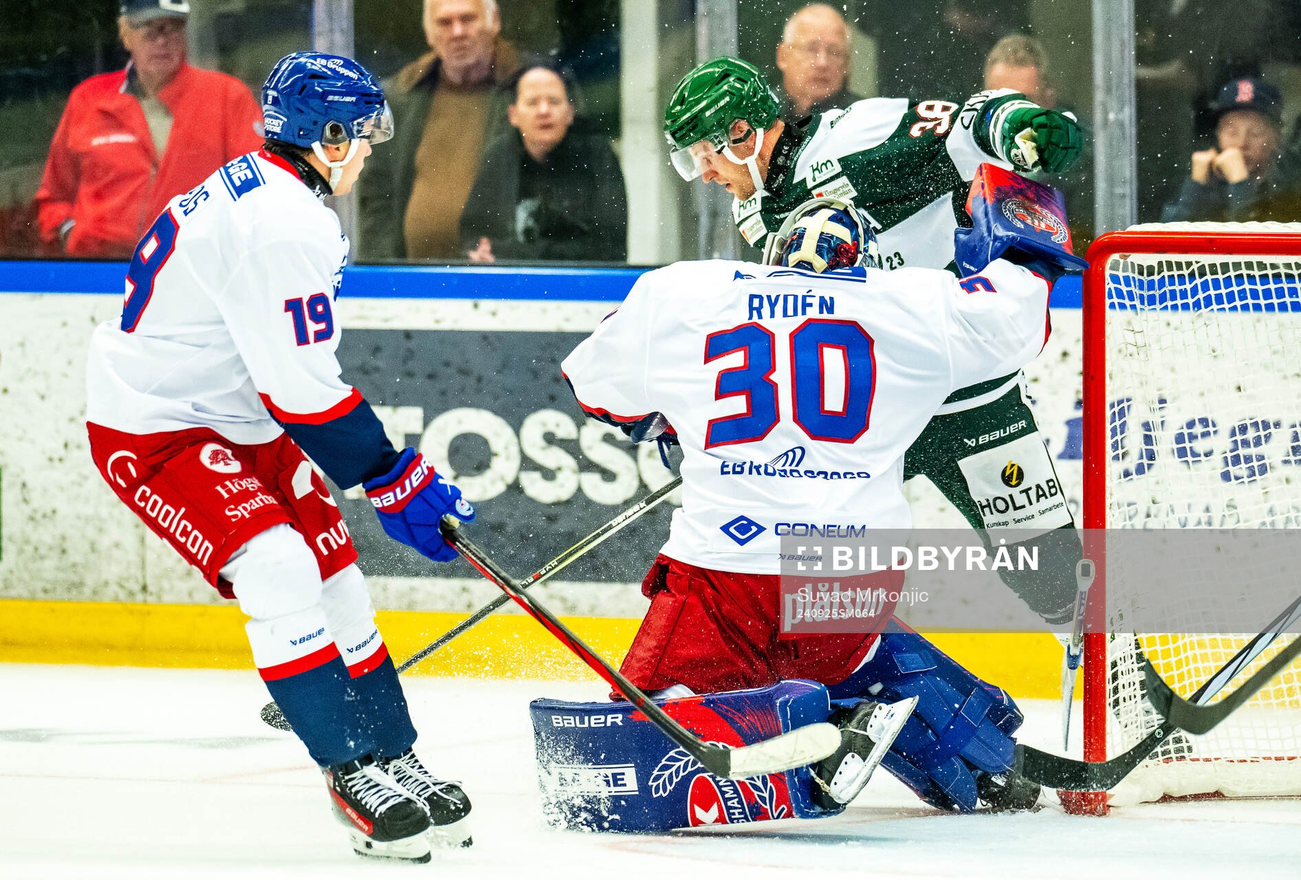 Tingsryds Teemu Tallberg kör på Oskarshamns Tomas Rydén