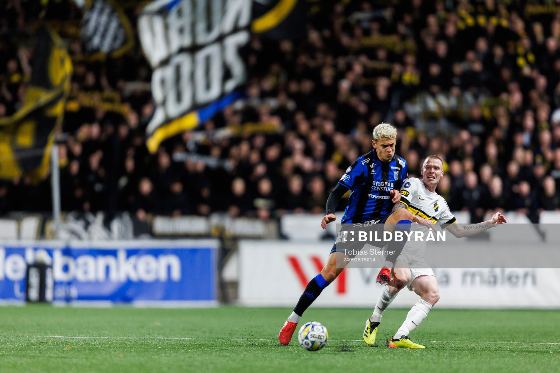 Sirius Yousef Salech och AIKs Thomas Poppler Isherwood under fotbollsmatchen i Allsvenskan mellan Sirius och AIK den 25 september 2024 i Uppsala.