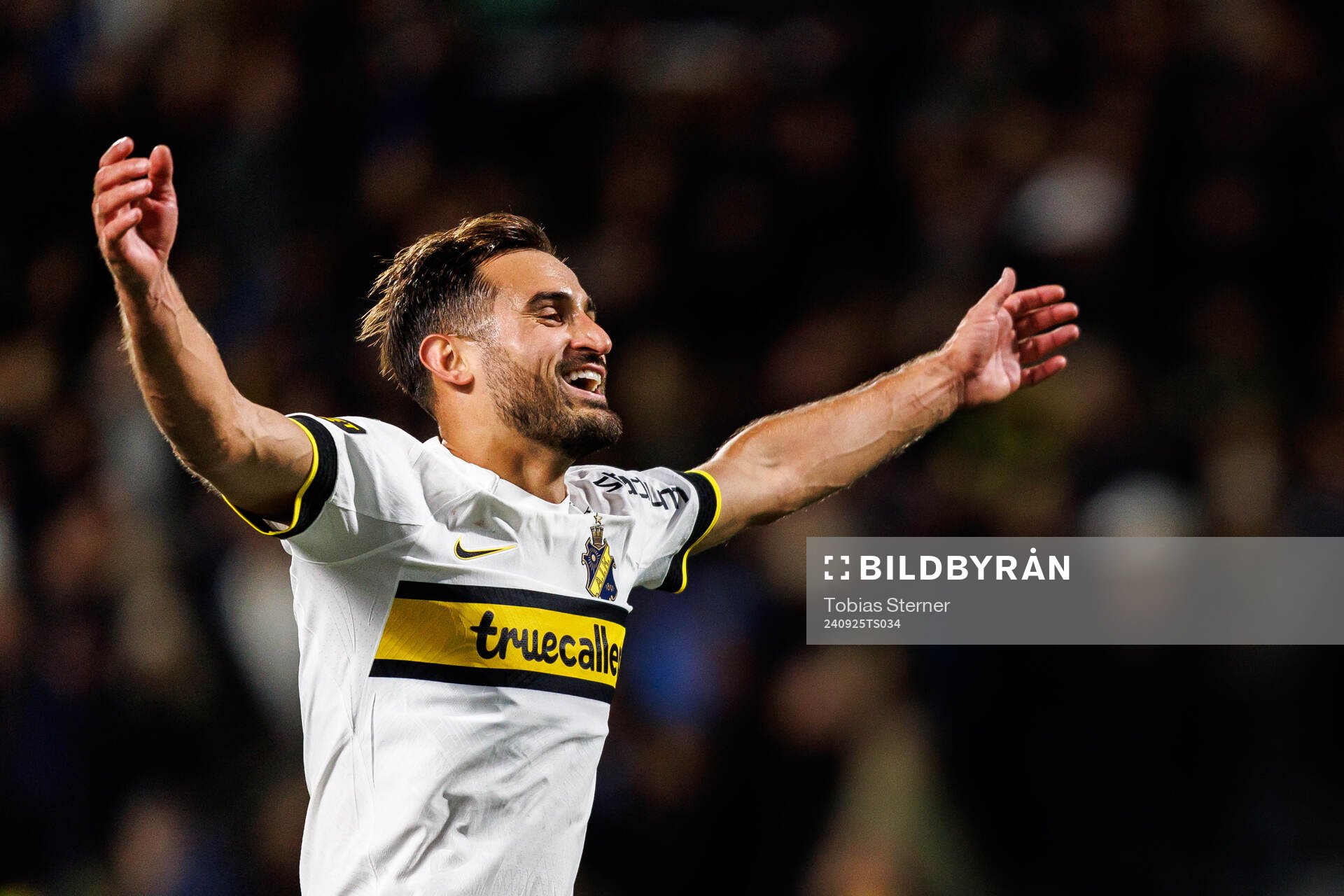 AIKs Sotirios Papagiannopoulos jublar efter fotbollsmatchen i Allsvenskan mellan Sirius och AIK den 25 september 2024 i Uppsala. 