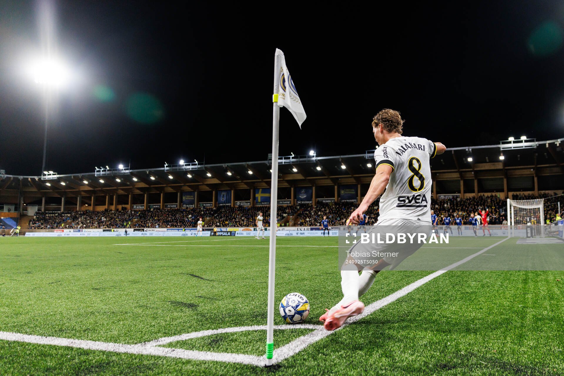 AIKs Onni Valakari slår en hörna som resulterar i 0-1