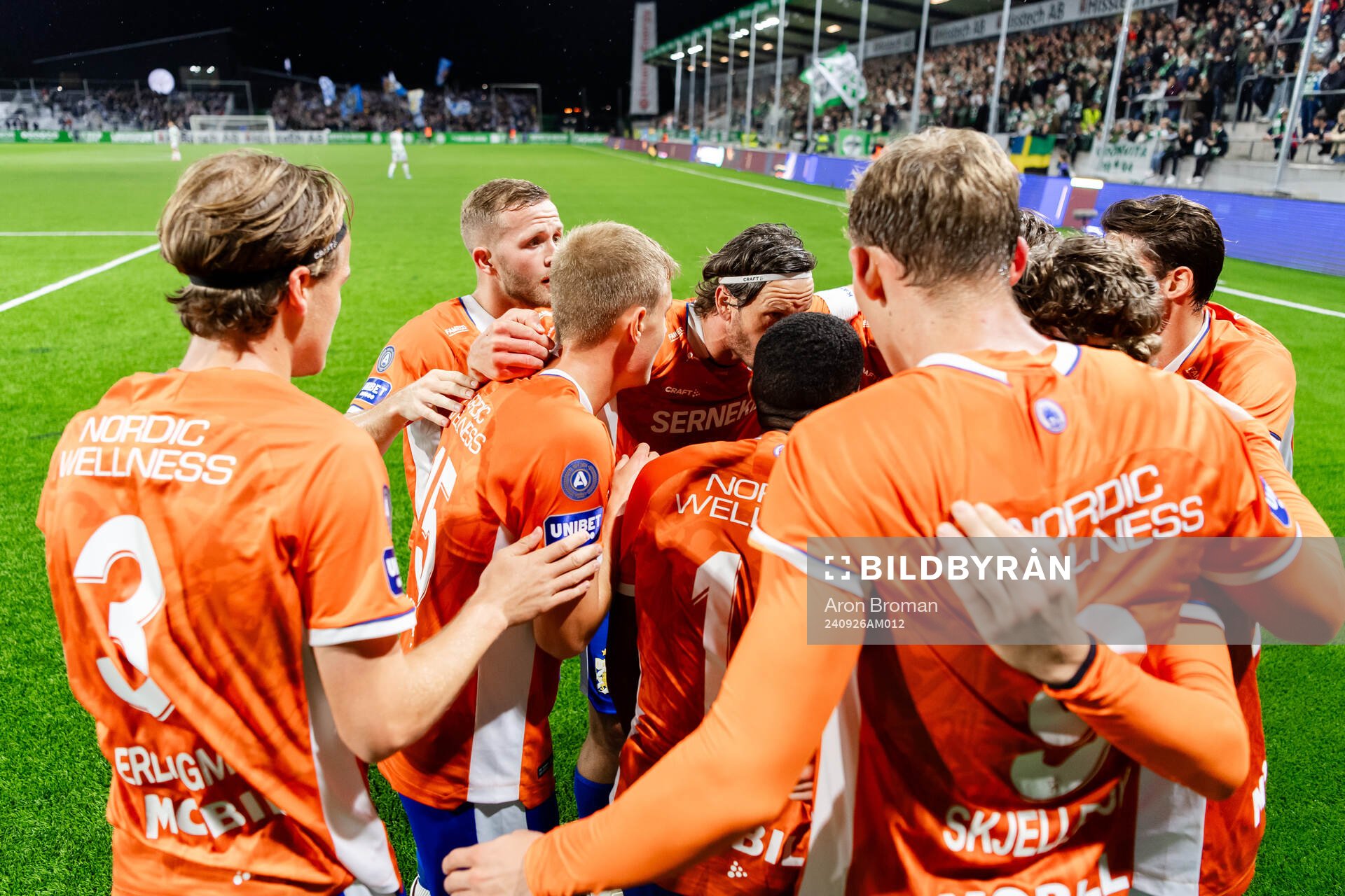 IFK Göteborgs spelare jublar efter 0-1 av Gustaf Norlin under fotbollsmatchen i Allsvenskan mellan Västerås och IFK Göteborg den 26 september 2024 i Västerås.
