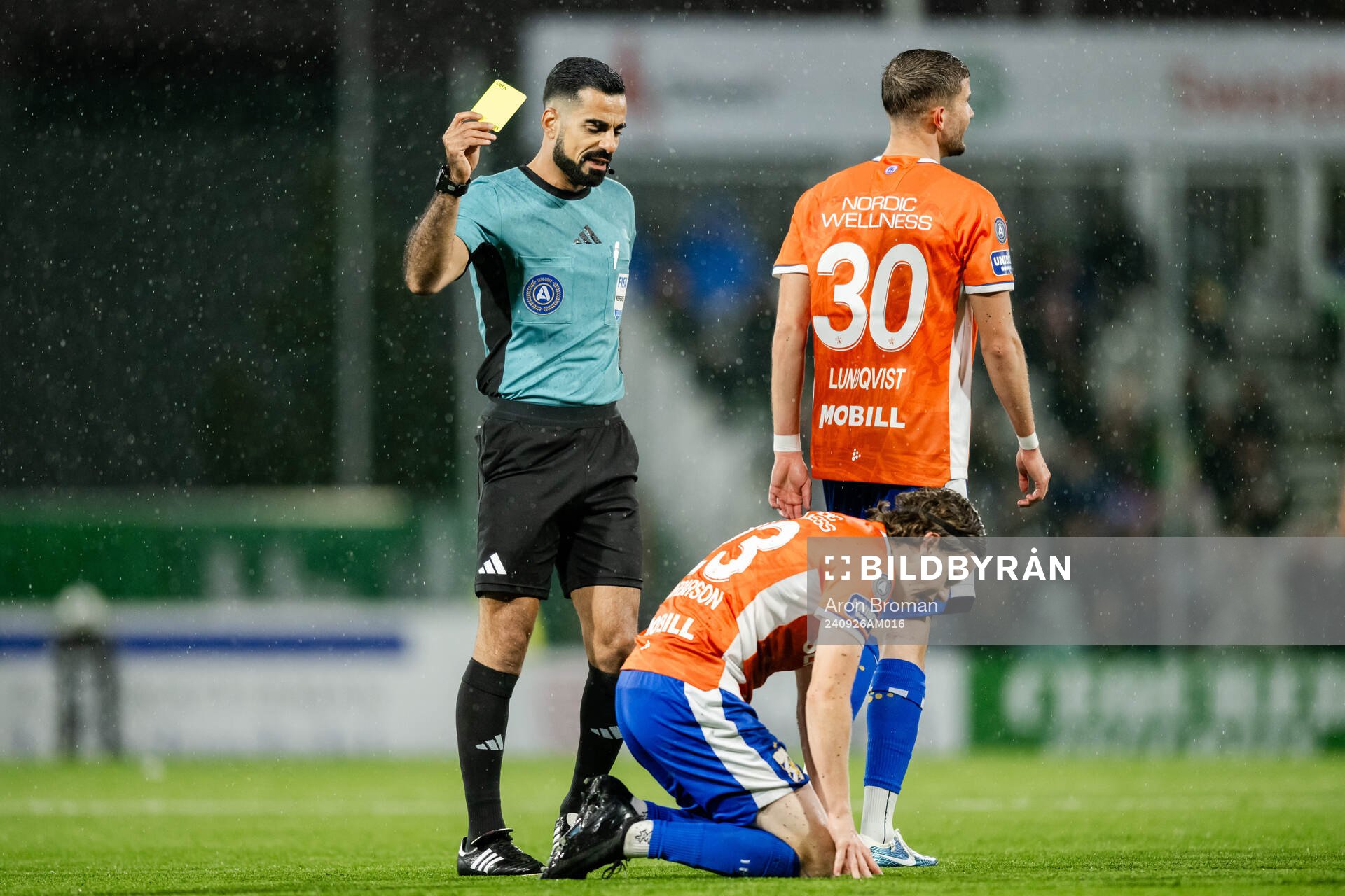 IFK Göteborgs Kolbeinn Thordarson får en varning av