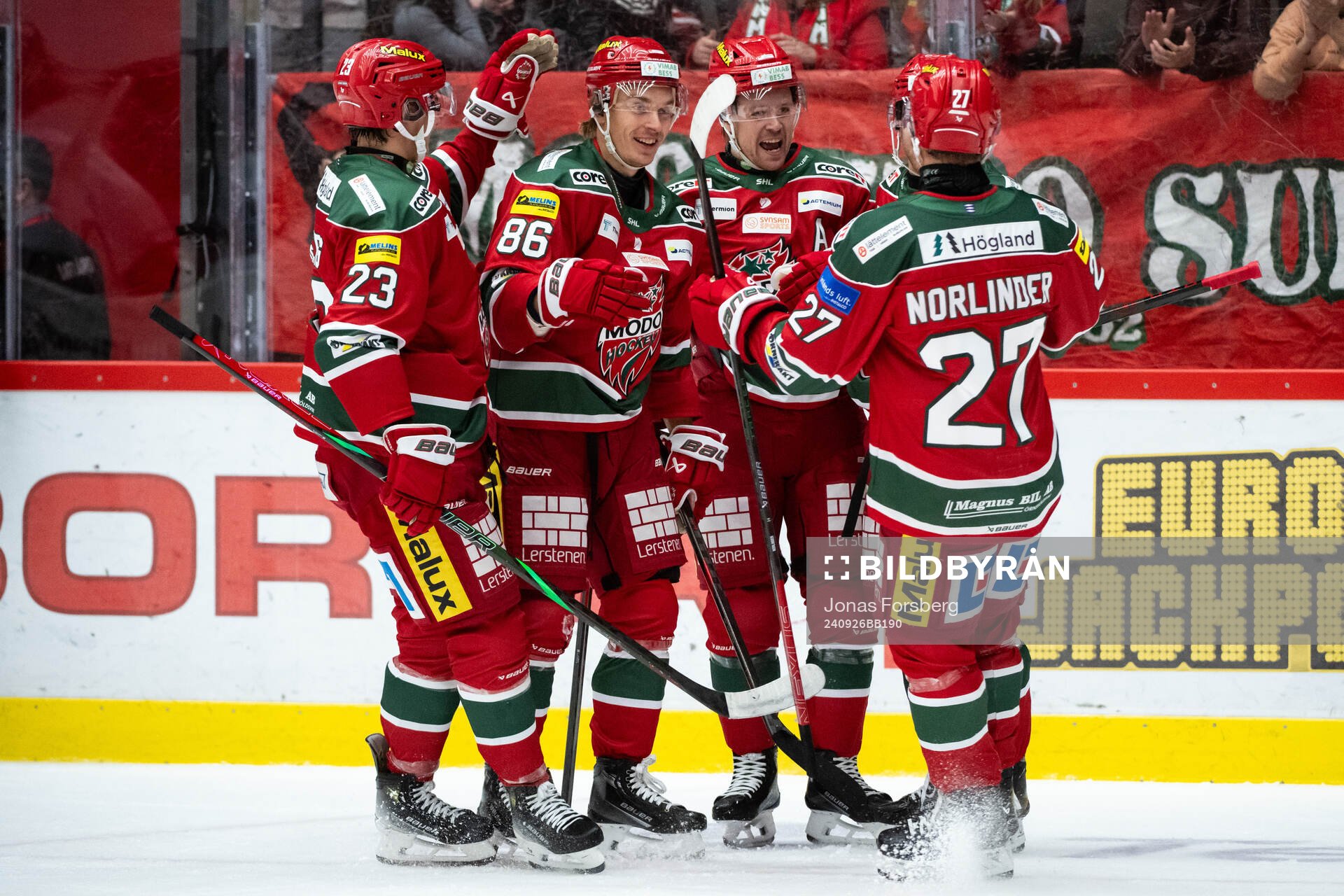 MoDos Lukas Jasek jublar med lagkamrater