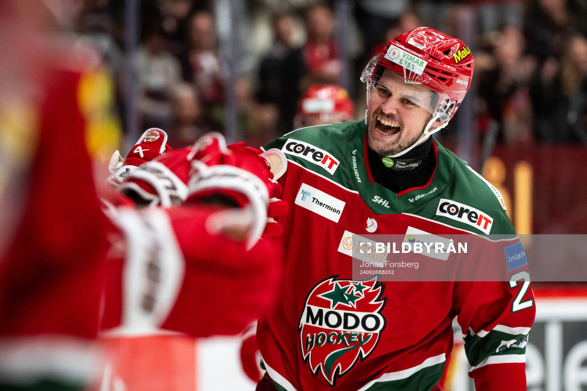 MoDos Måns Carlsson jublar