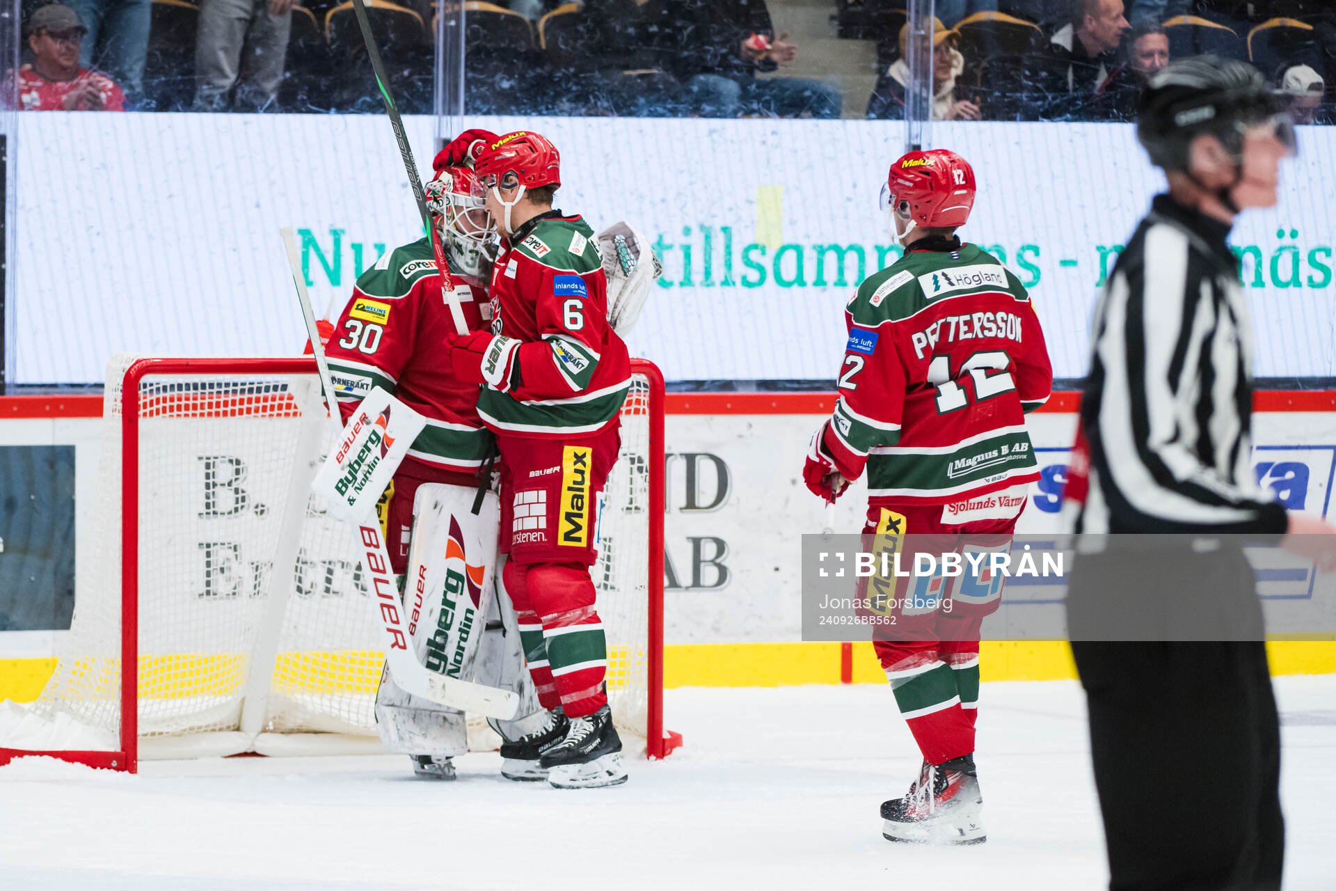 MoDos målvakt Lassi Lehtinen och Paul Ladue jublar