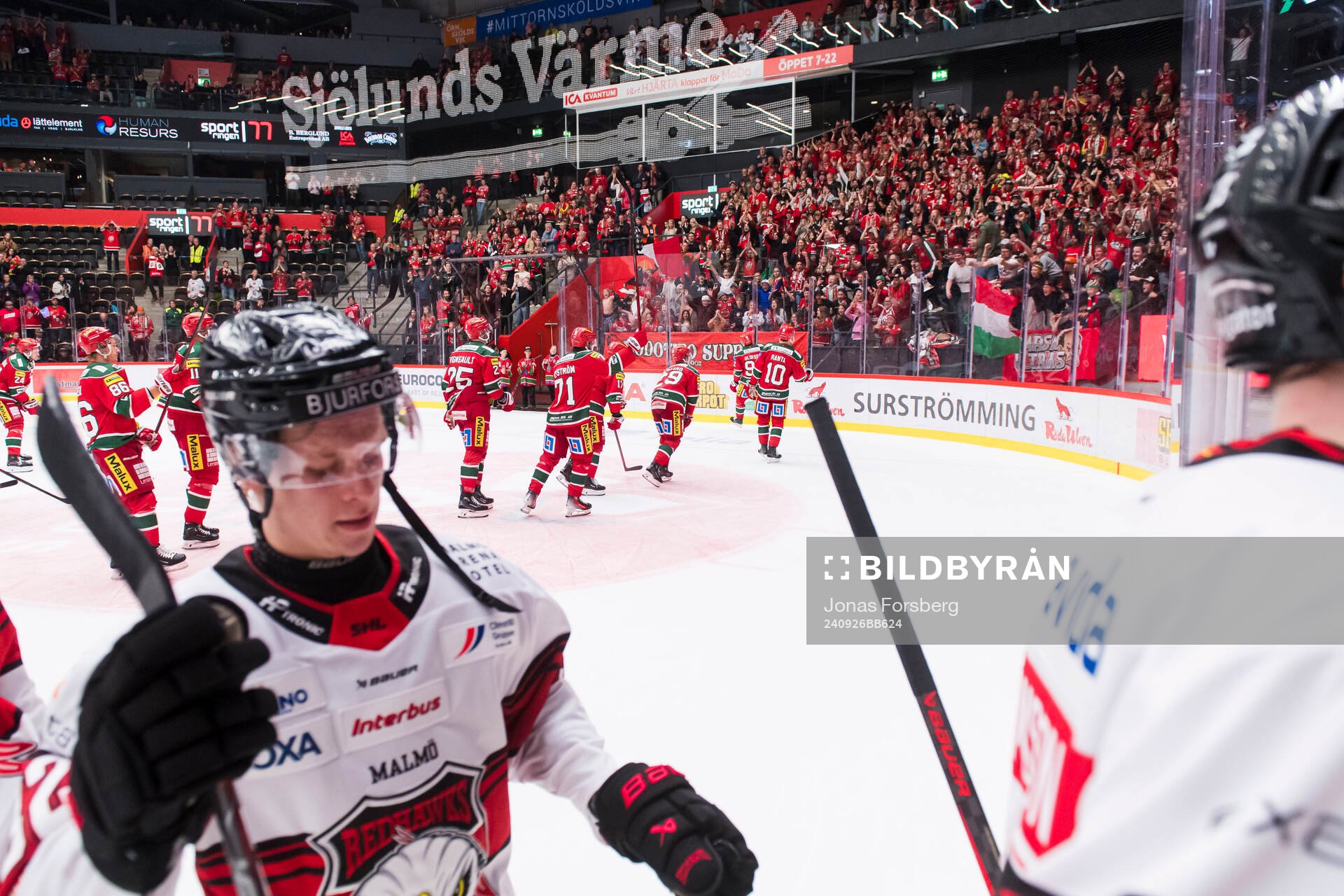 MoDos spelare jublar med supportrar
