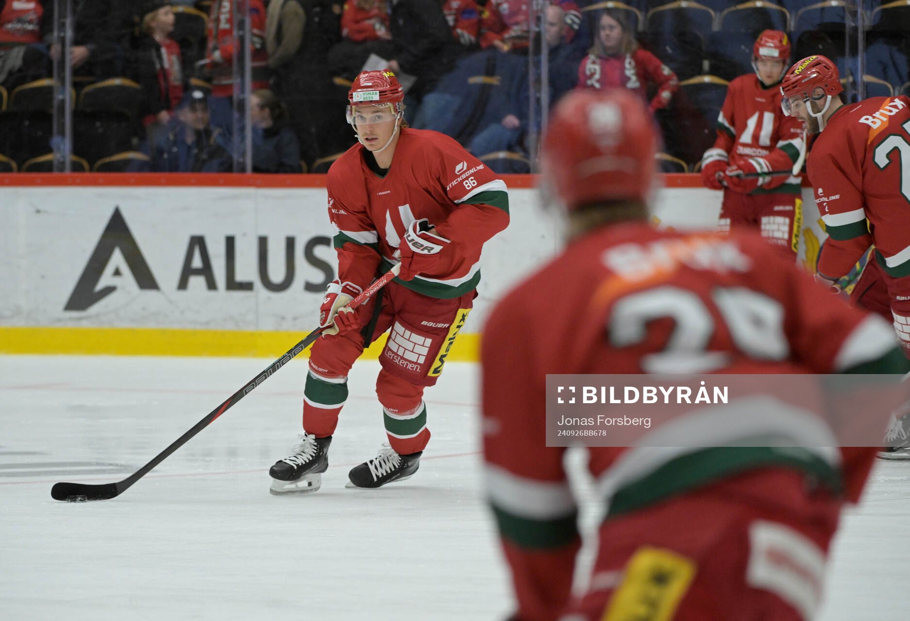 MoDos Lukas Jasek innan ishockeymatchen i SHL mellan MoDo