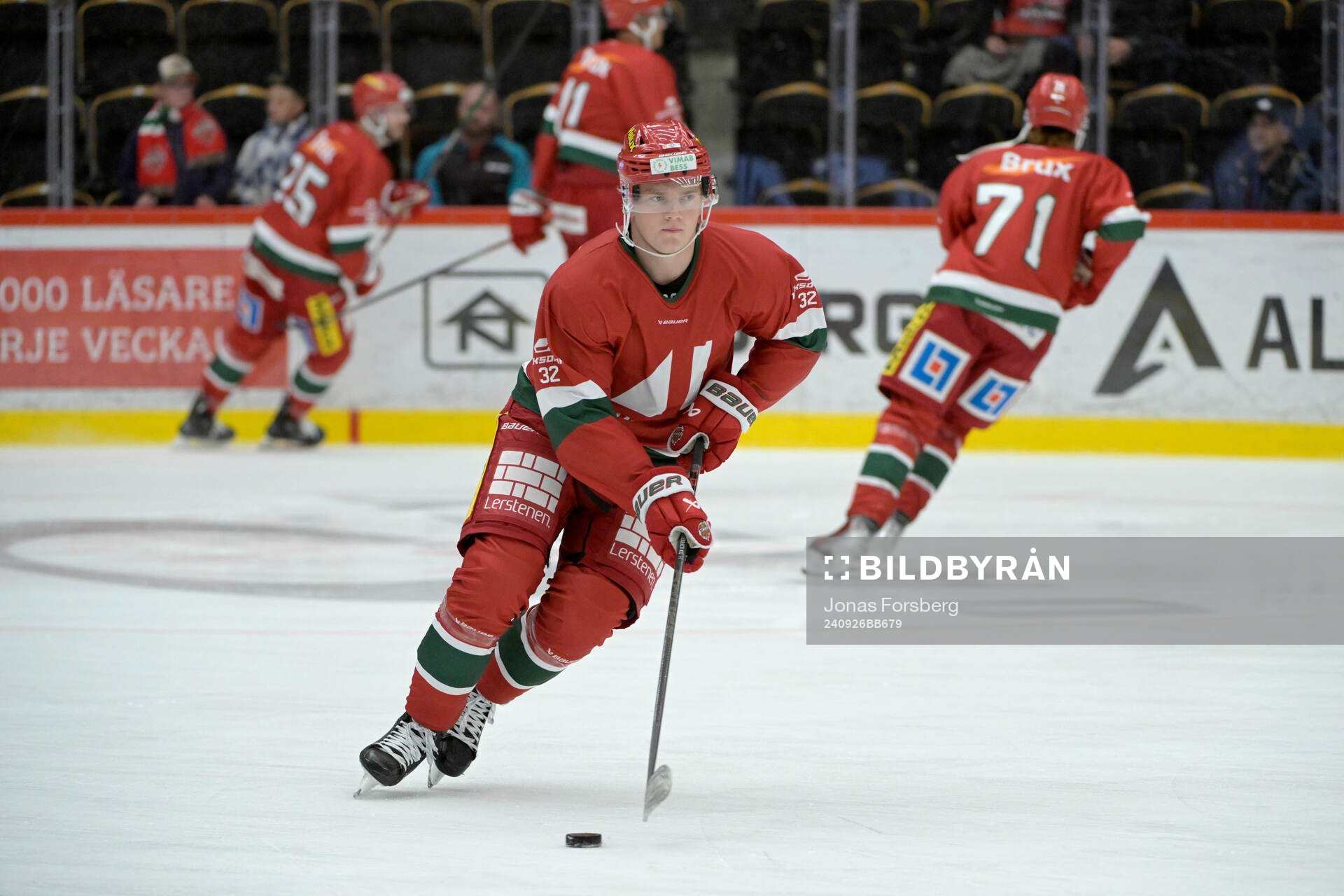 MoDos Theodor Niederbach innan ishockeymatchen i SHL mellan