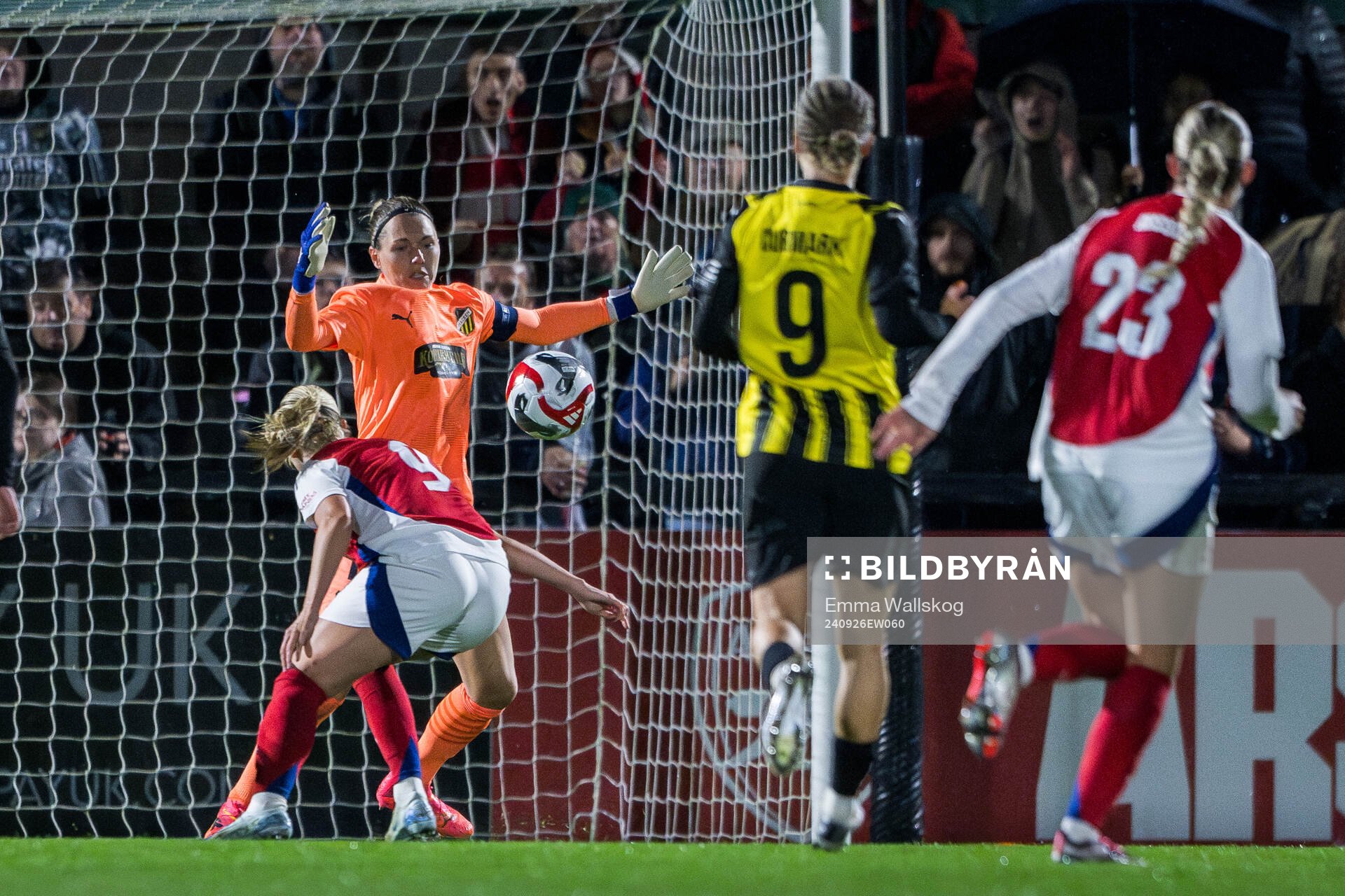 Goalkeeper Jennifer Falk of Häcken and Beth Mead of Arsenal during the UEFA Women's Champions League qualifying match between Arsenal and Häcken on September 26, 2024 in London.