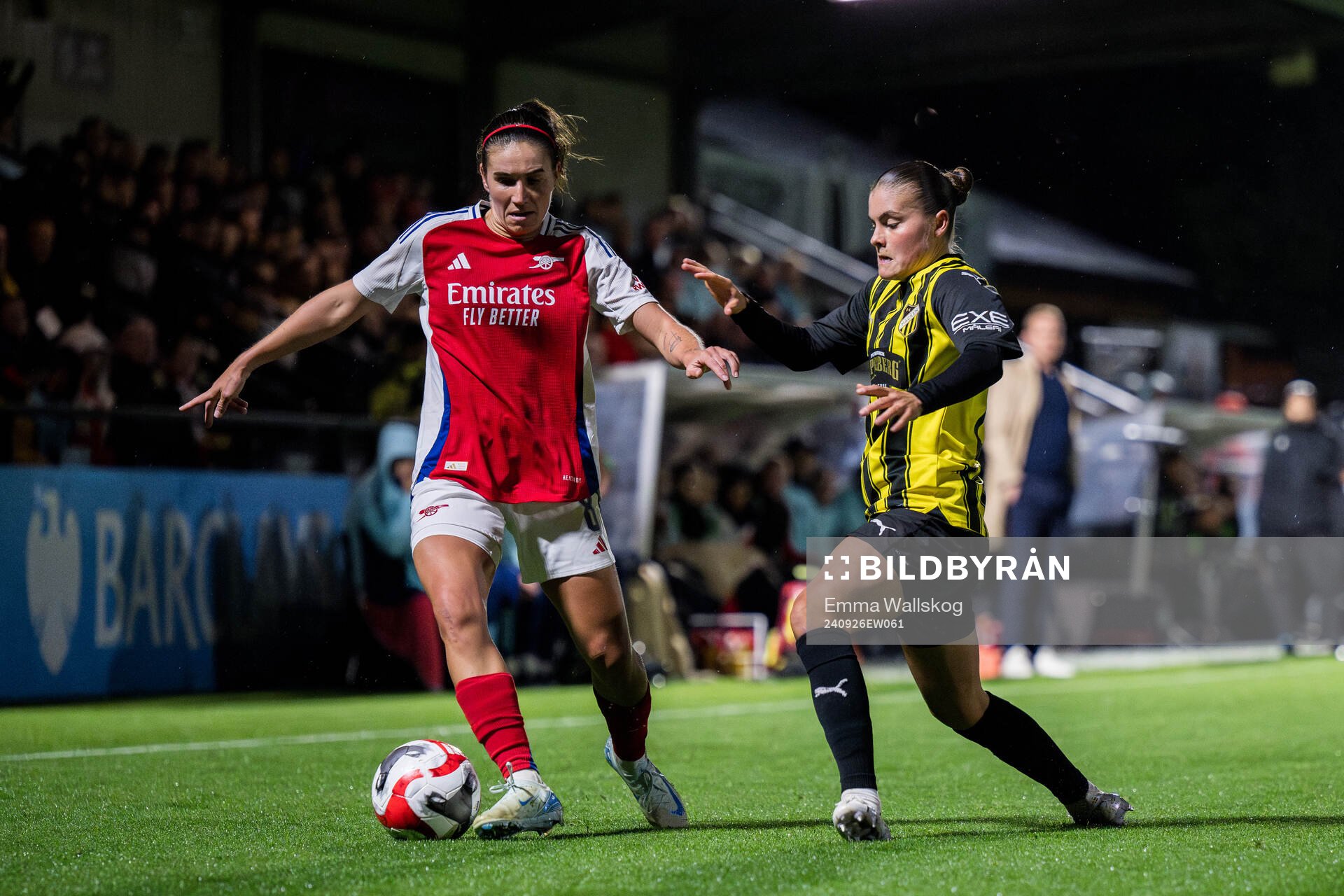 Katie McCabe of Arsenal and Hanna Wijk of Häcken