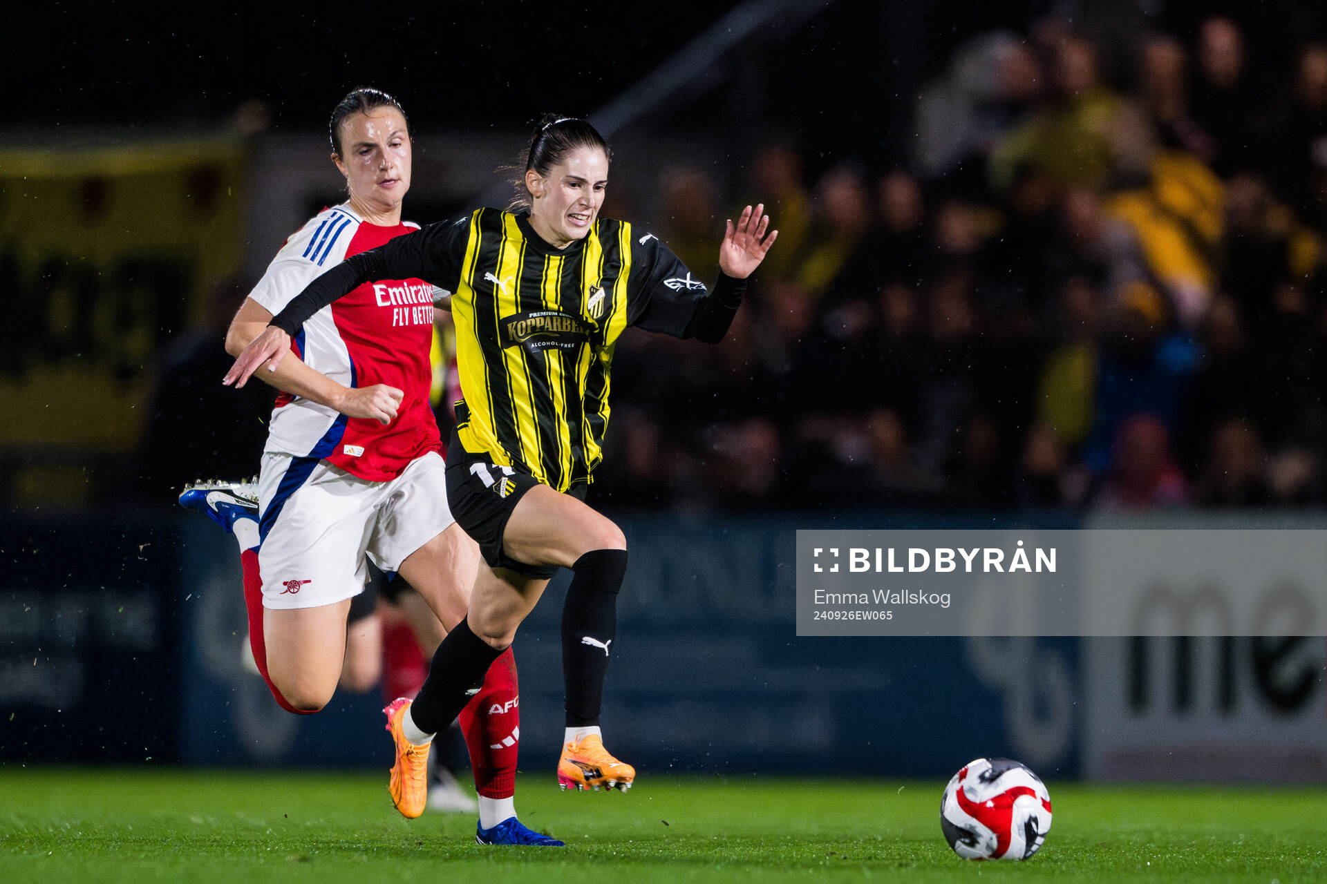 Lotte  Wubben-Moy of Arsenal and Clarissa Larisey of Häcken