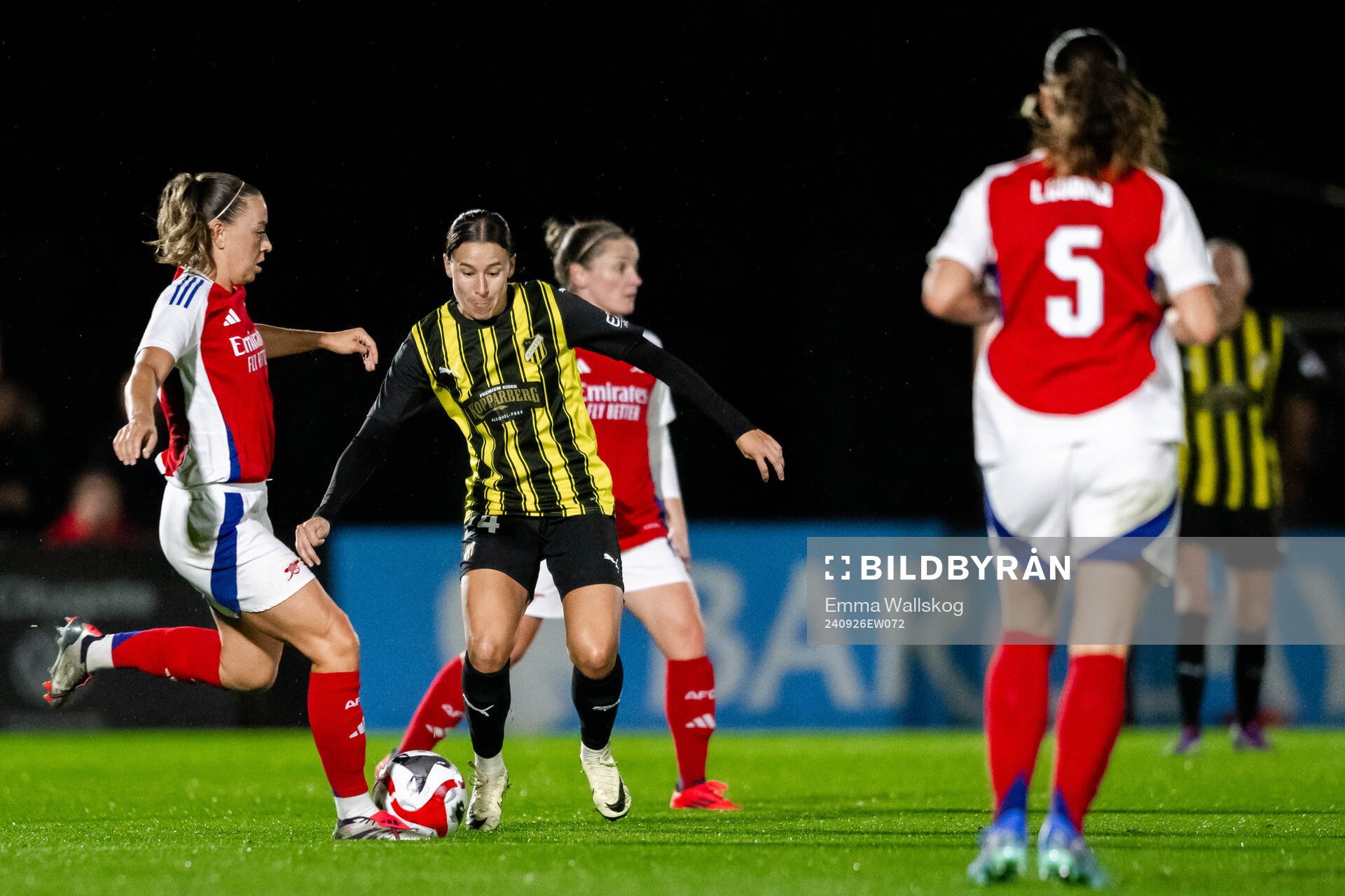 Katie McCabe of Arsenal and Tabitha Tindell of Häcken