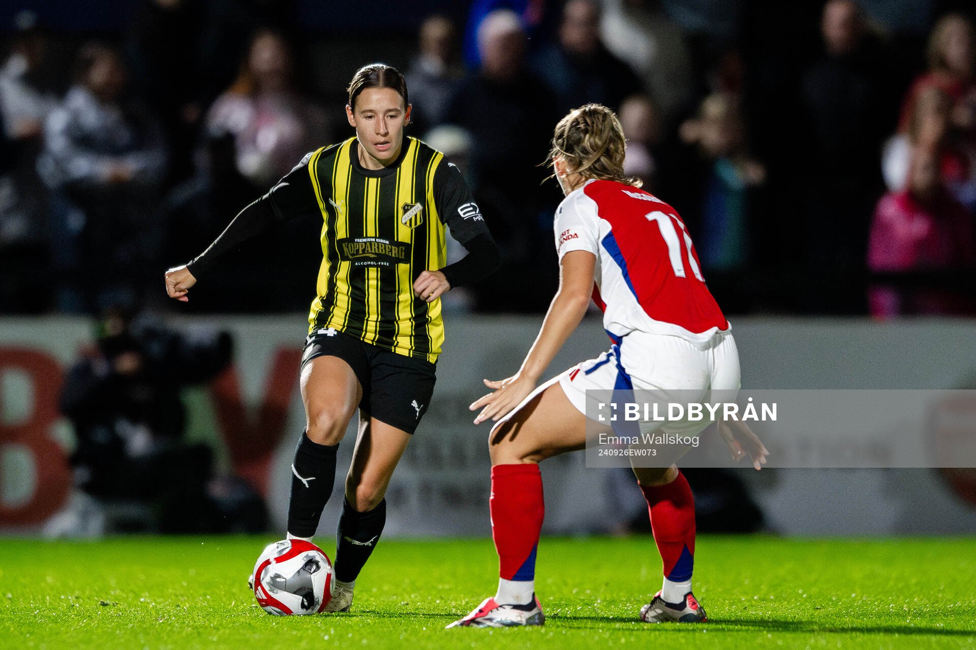 Tabitha Tindell of Häcken and Katie McCabe of Arsenal