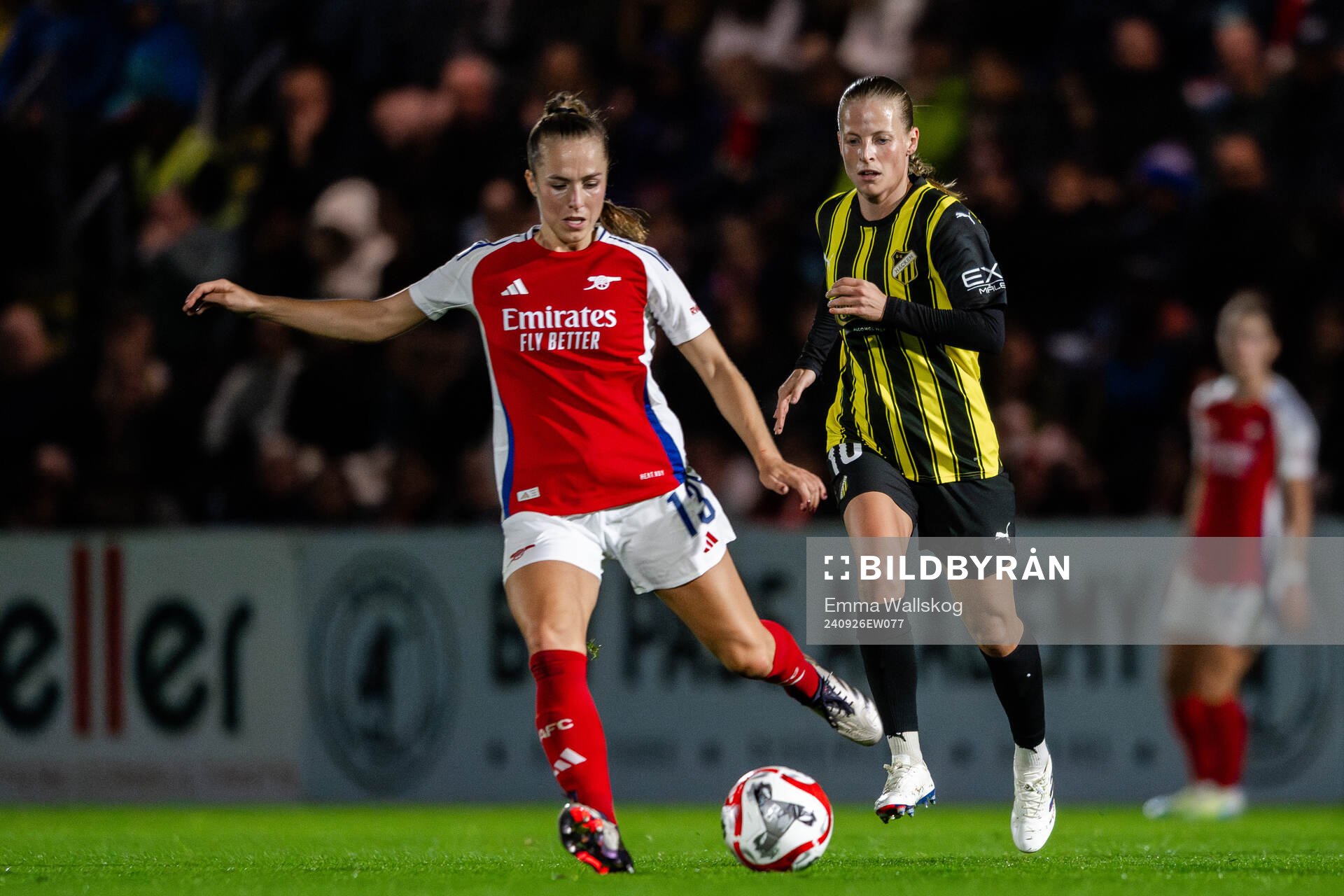 Lia Wälti of Arsenal and Anna Anvegård of Häcken during the UEFA Women's Champions League qualifying match between Arsenal and Häcken on September 26, 2024 in London.