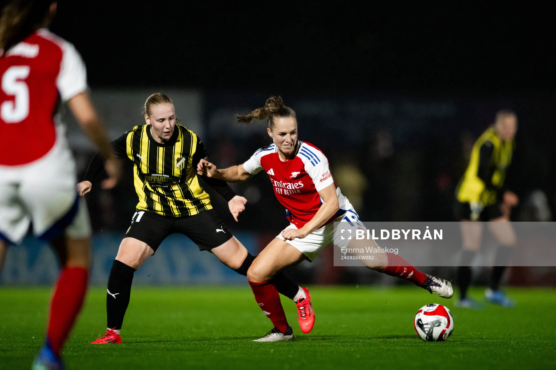 Johanna Fossdalsá of Häcken and Lia Wälti of Arsenal