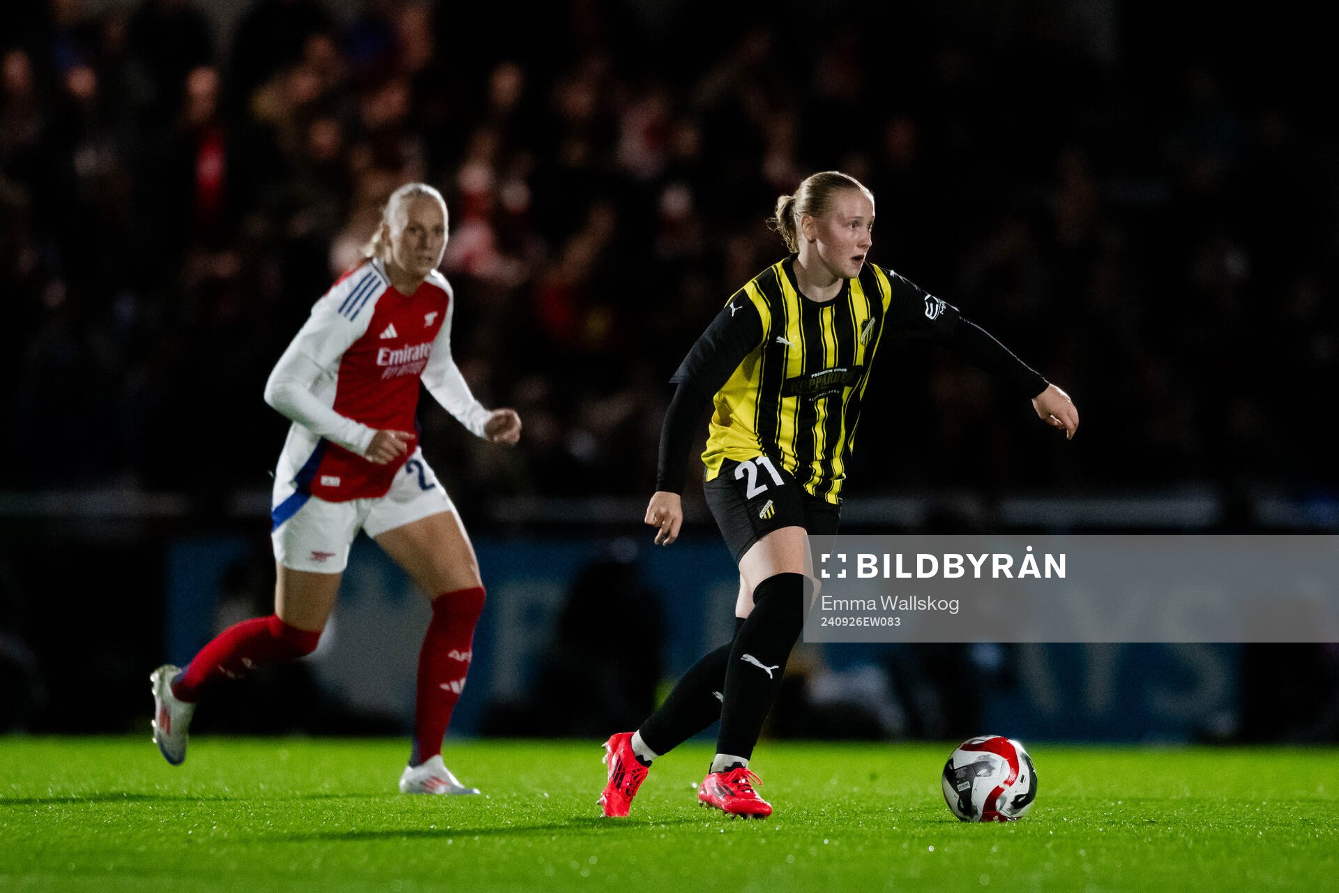 Stina Blackstenius of Arsenal and Johanna Fossdalsá of